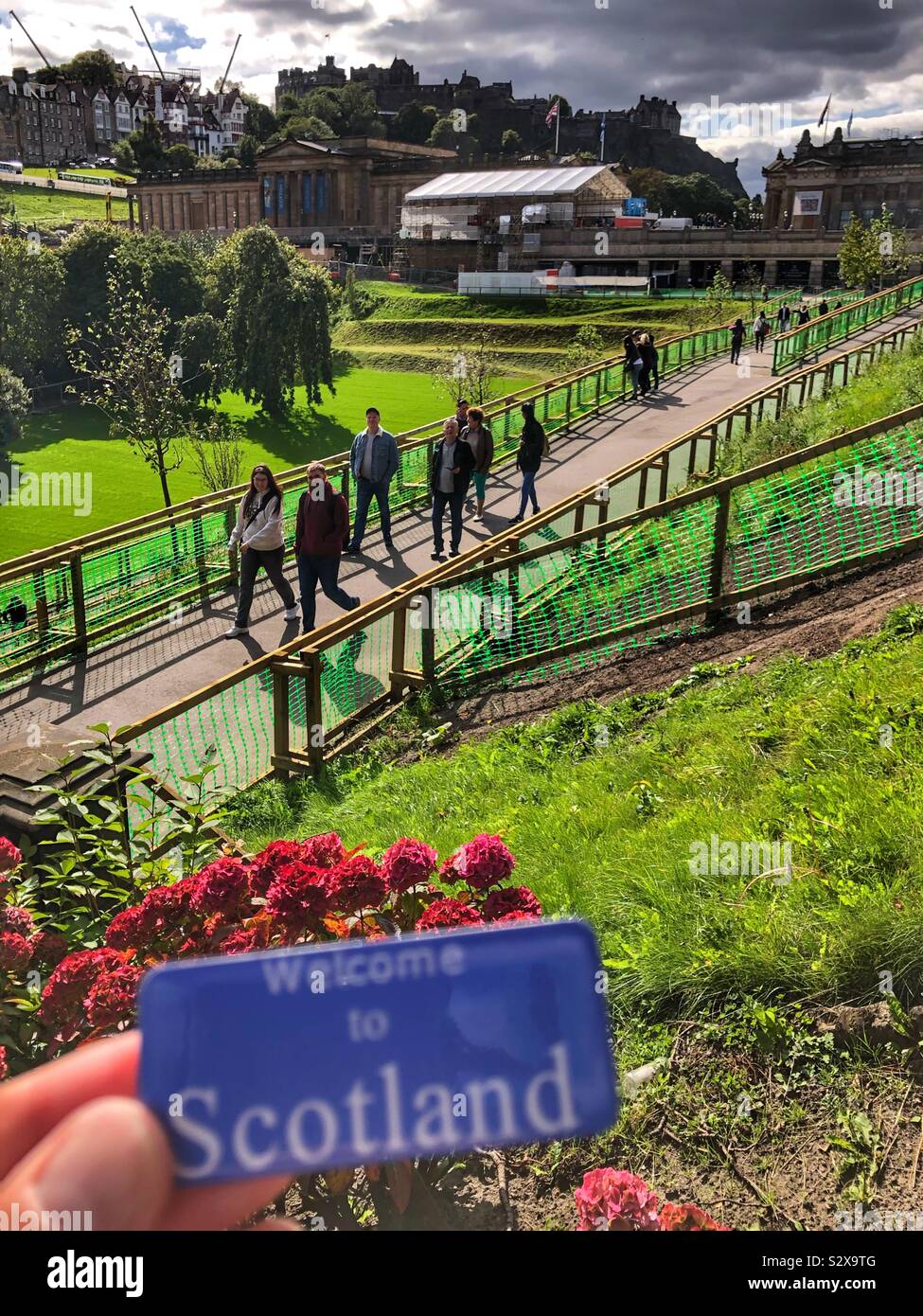 Nach Schottland, Blick auf die Princes Street Gardens und Edinburgh Castle Willkommen Stockfoto