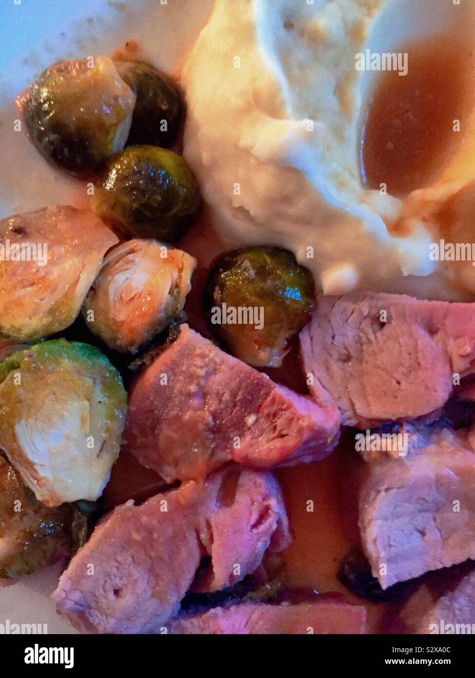 Herzhafte Mahlzeit von Schweinefilet, Rosenkohl, und gestampften Kartoffeln und Soße, USA - Smartphone-aufgenommenes Stockfoto