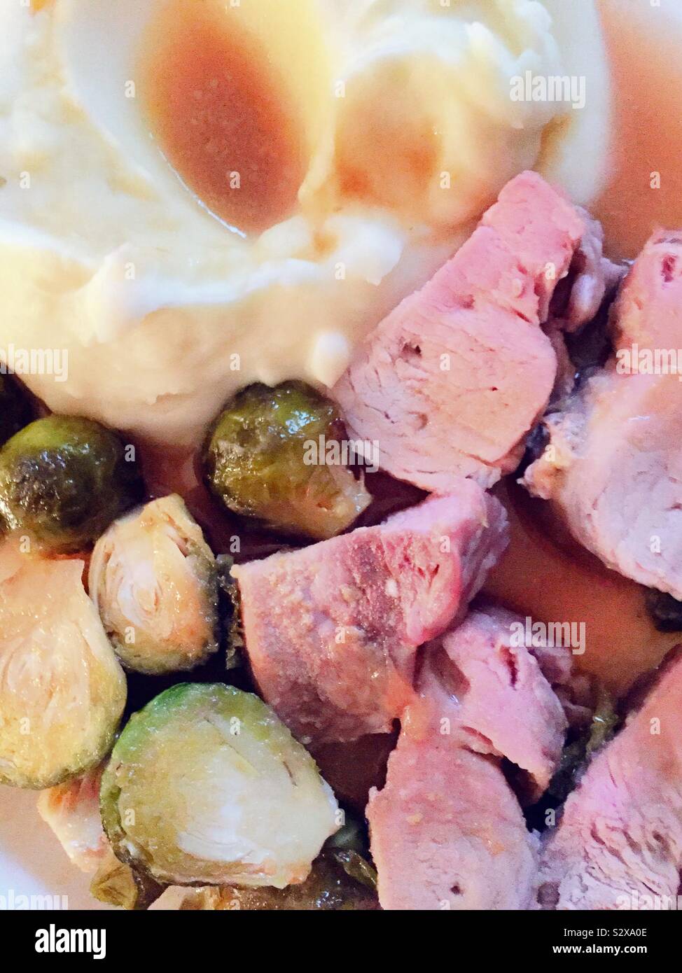 Casual-unten-home Mahlzeit von Schweinefilet, Rosenkohl und Kartoffelbrei und Soße, USA - Smartphone-aufgenommenes Stockfoto