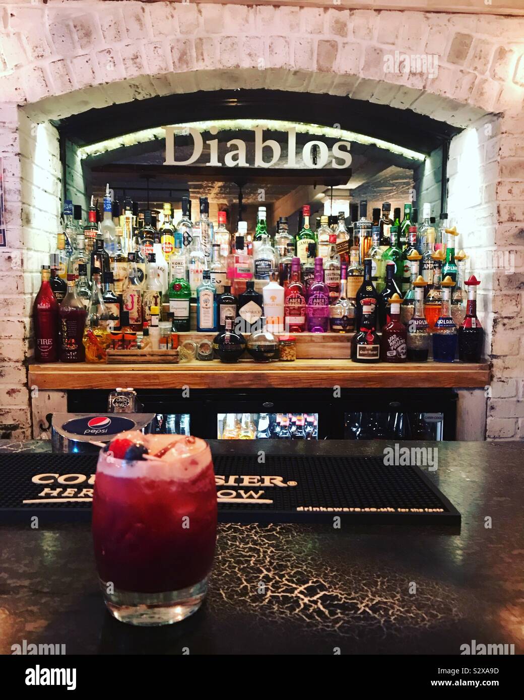 Ruby Red Cocktail an Diablos Cocktailbar, Carmarthen, Wales. - Smartphone-aufgenommenes Stockfoto