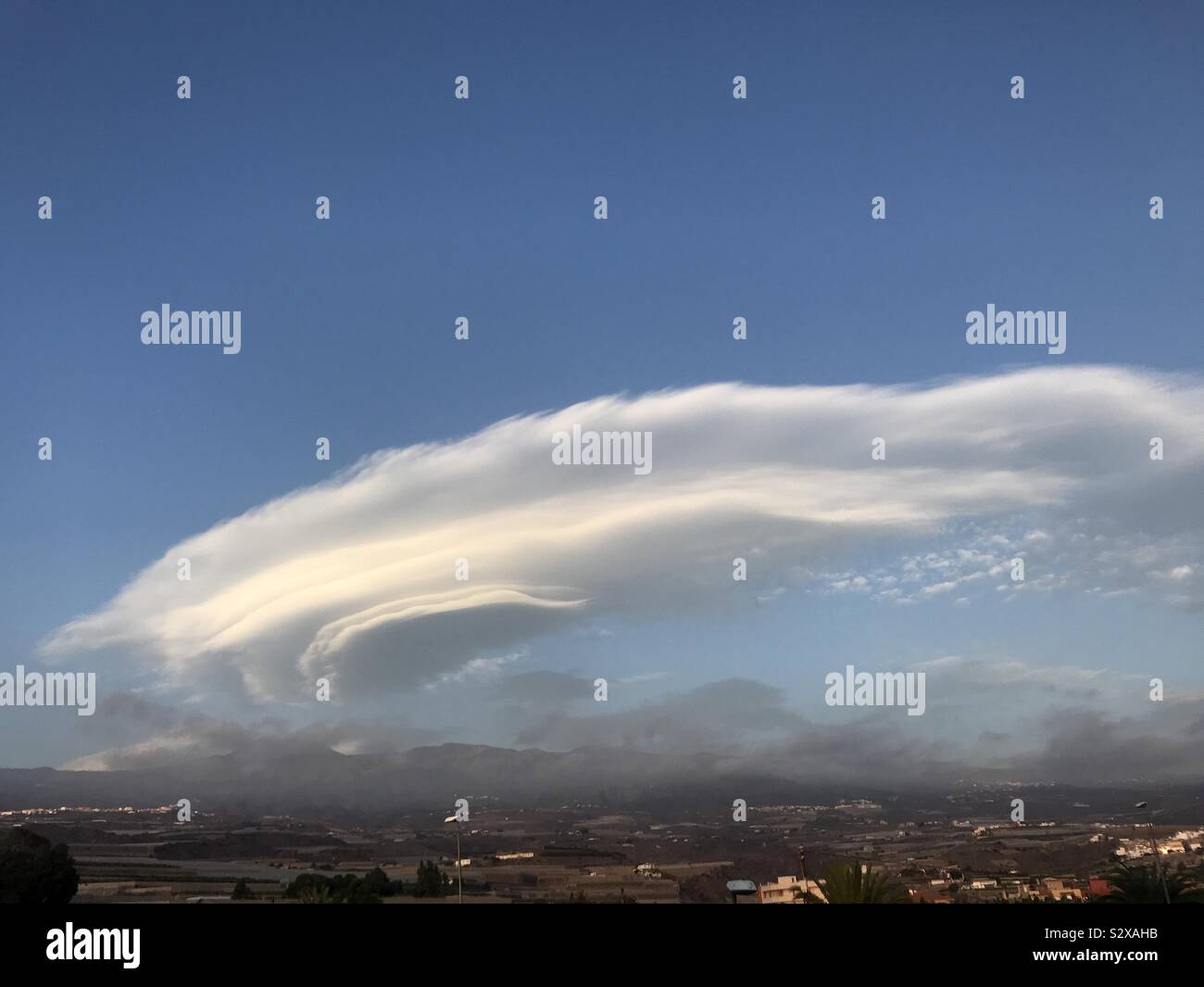 Lenticular Wolkenbildung am Himmel über Mont Vulkan Teide auf Teneriffa, Kanarische Inseln, Spanien Stockfoto