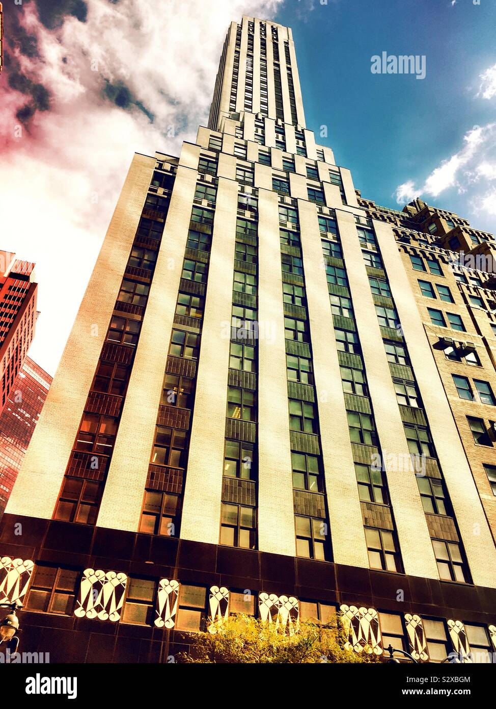 Skyscraper bei 275 Madison Avenue in New York City ist eine Art déco-Stil, NYC, USA Stockfoto