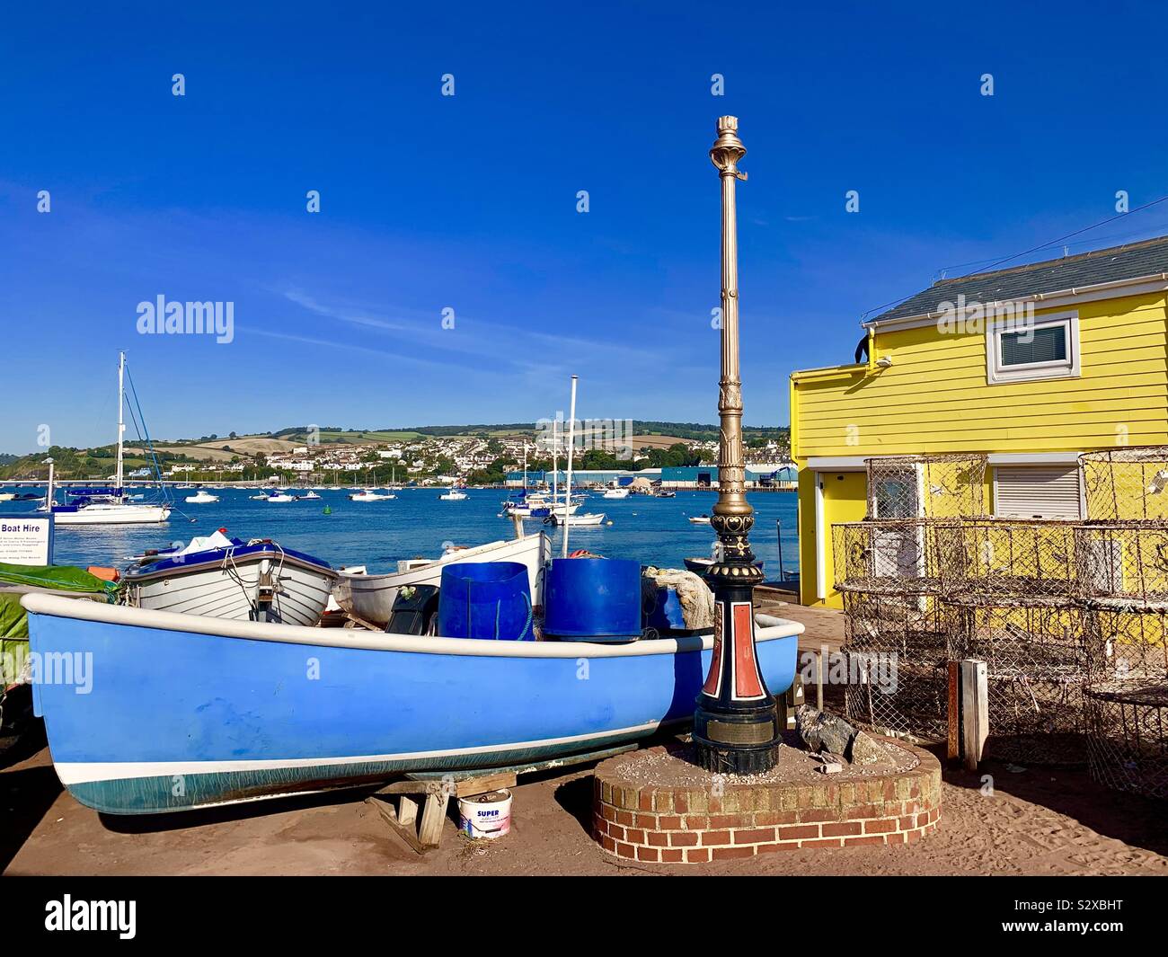 Angeln Stadt, Strand und Hafen mit leuchtend gelben Gebäude Stockfoto