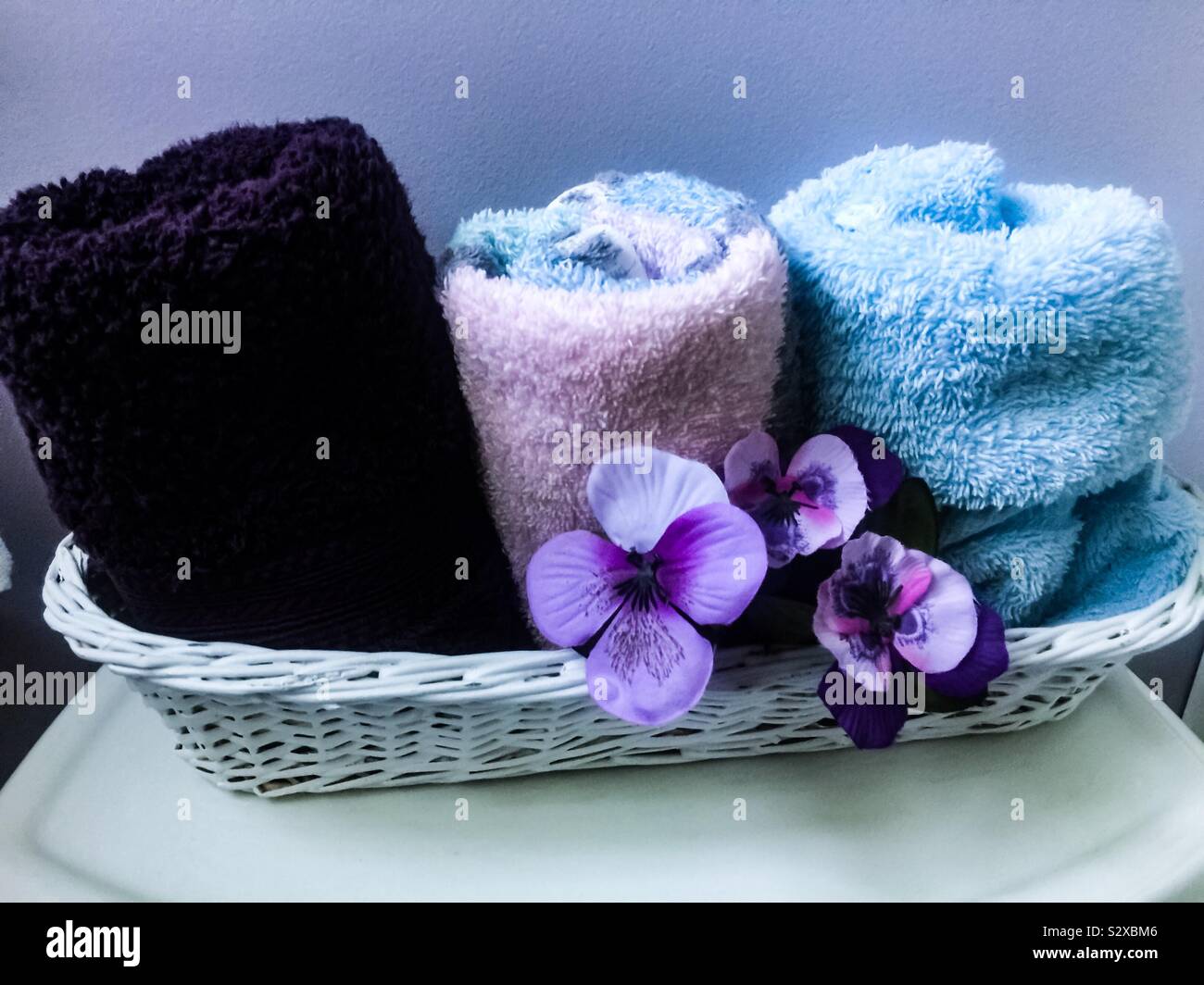 Handtücher in einem Korb - Smartphone-aufgenommenes Stockfoto