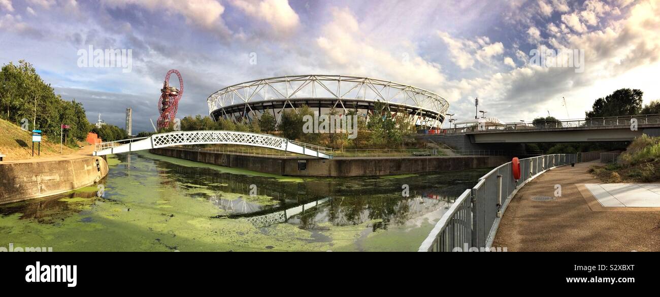 Panorama am Queen Elizabeth Olympic Park in Stratford, London mit dem Olympiastadion, der derzeit die Heimat von West Ham Fußball Team. Stockfoto