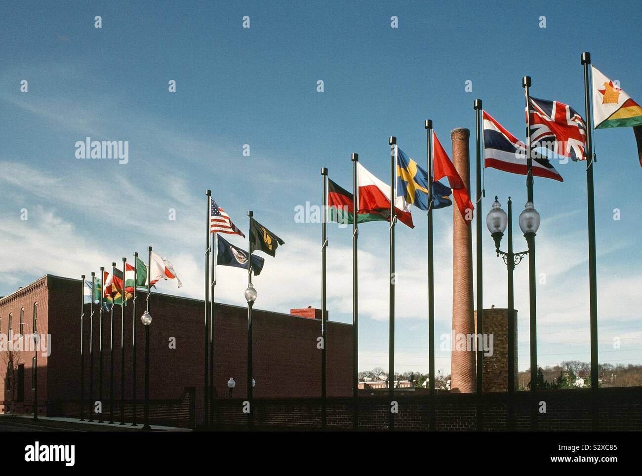 Fahnen vieler Nationen vor dem Gebäude. Stockfoto