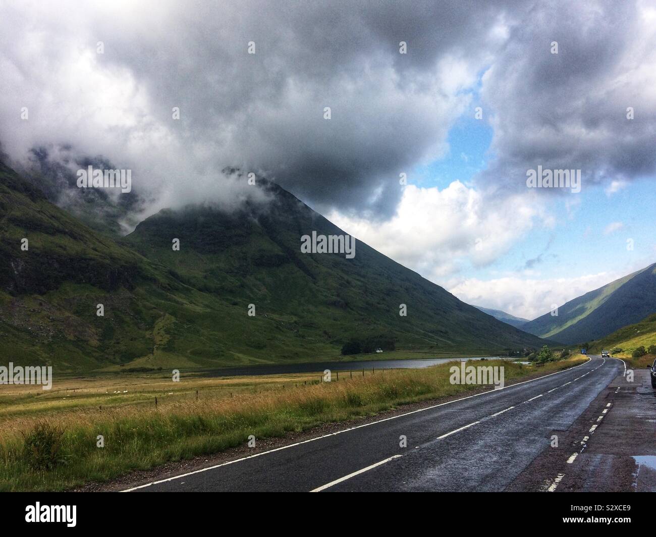Leere Straße bei Gkencoe, Schottland, Vereinigtes Königreich - Smartphone-aufgenommenes Stockfoto