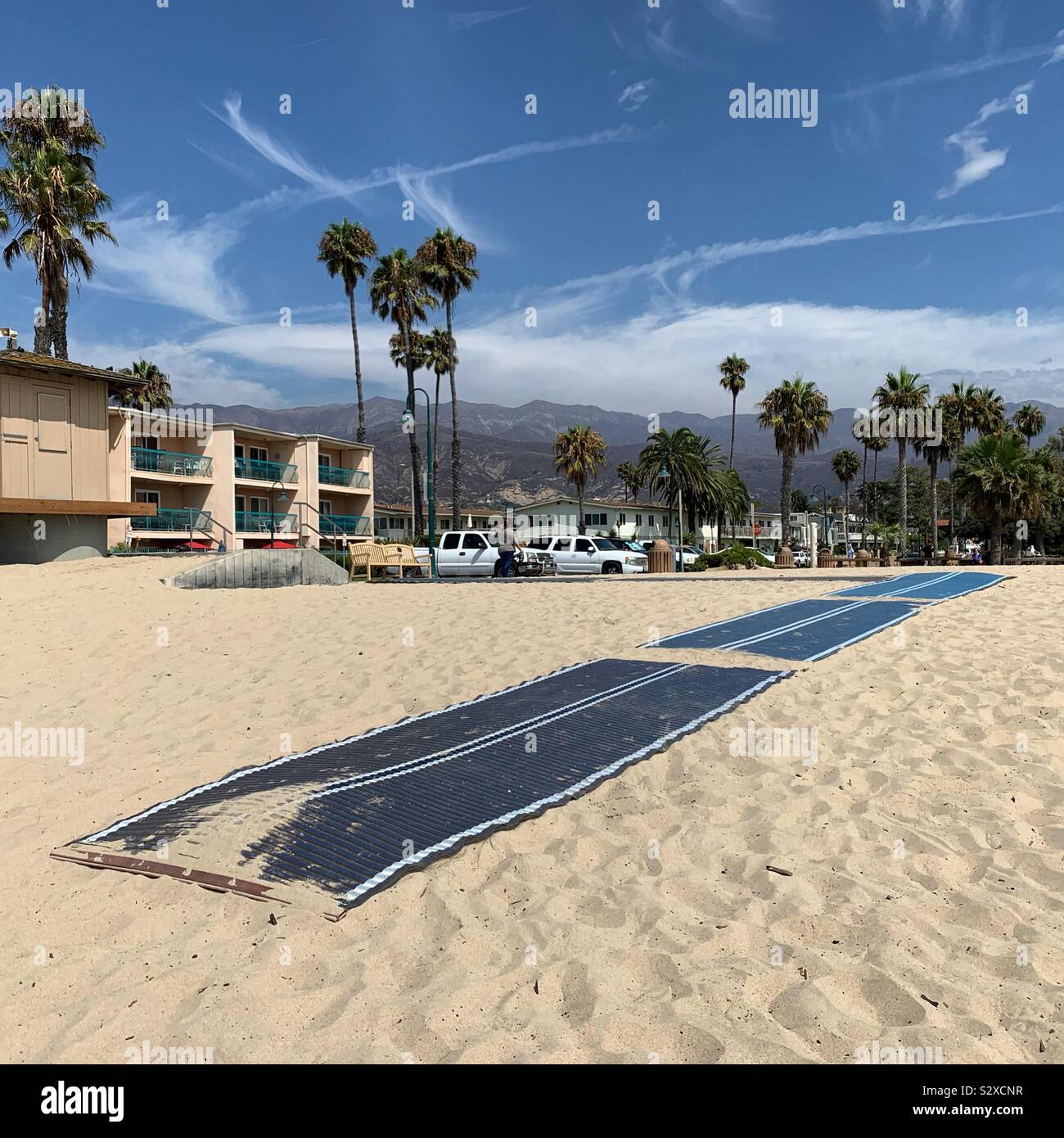 Zugang zum Strand Matte für Rollstuhlfahrer und Gehwagenbenutzer, Carpinteria, Kalifornien, USA Stockfoto