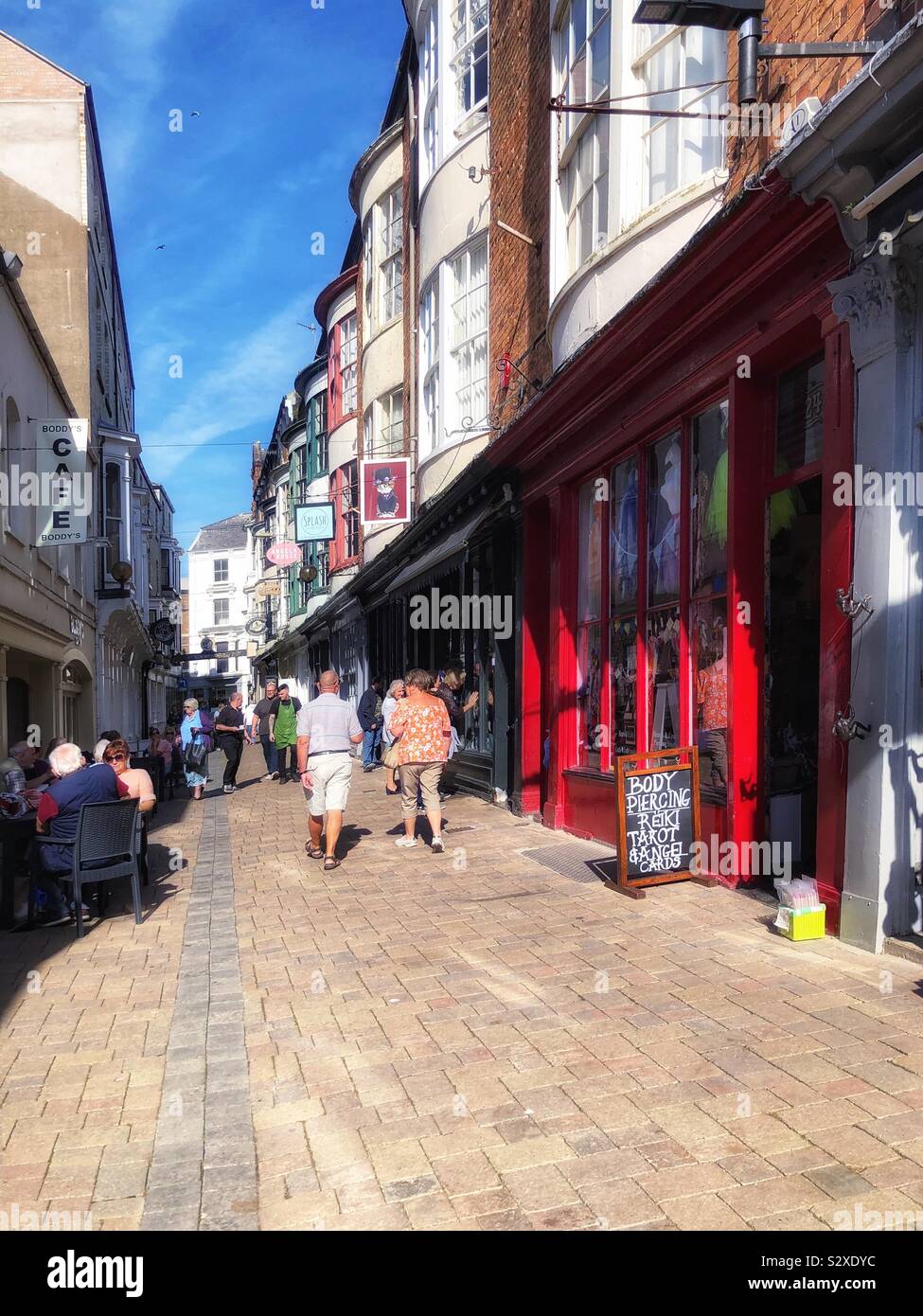 Fußgängerzone in der Bar Street, Scarborough, North Yorkshire an einem sonnigen Nachmittag Stockfoto