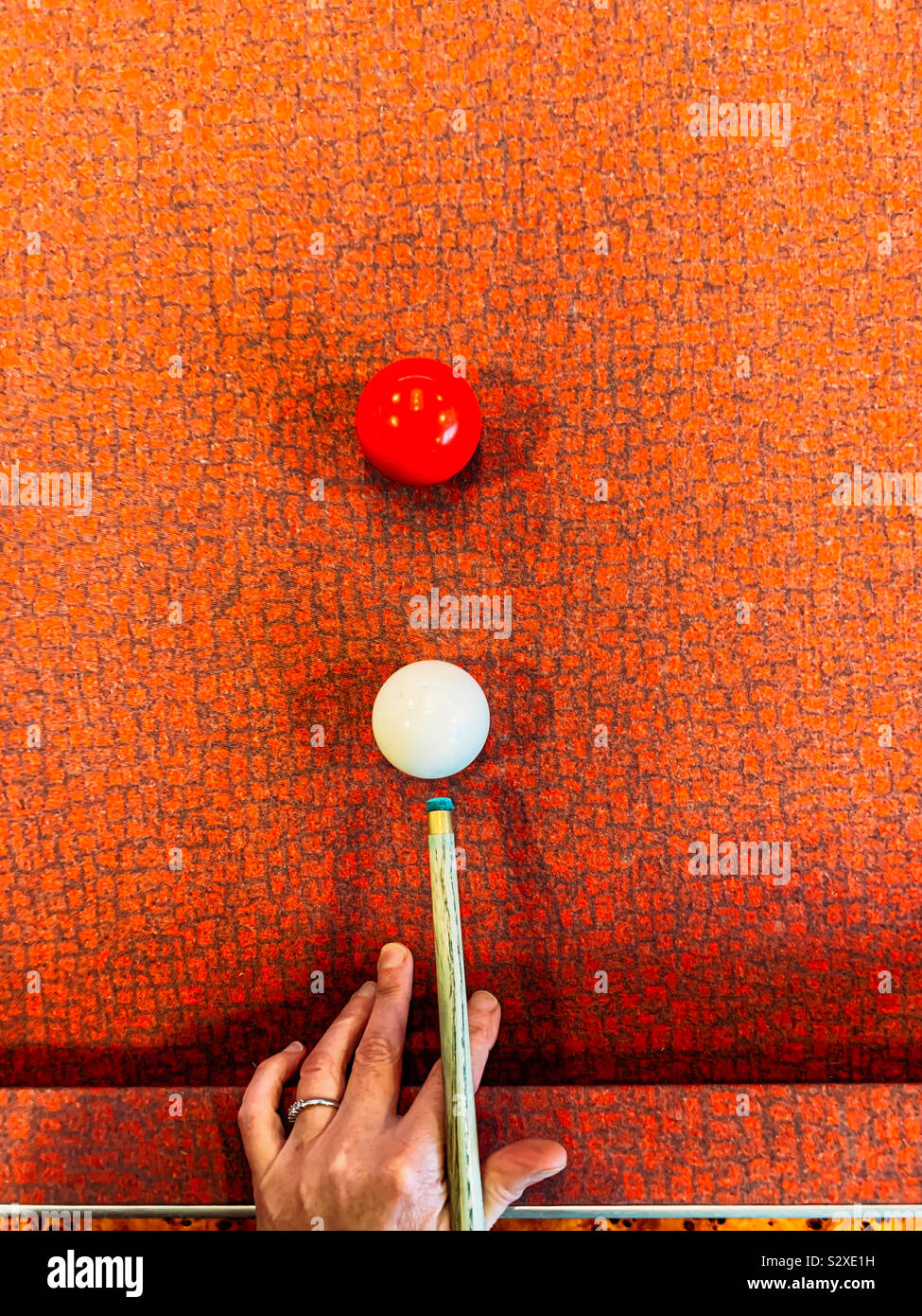 Frau spielen Pool auf einem roten Tisch - Smartphone-aufgenommenes Stockfoto