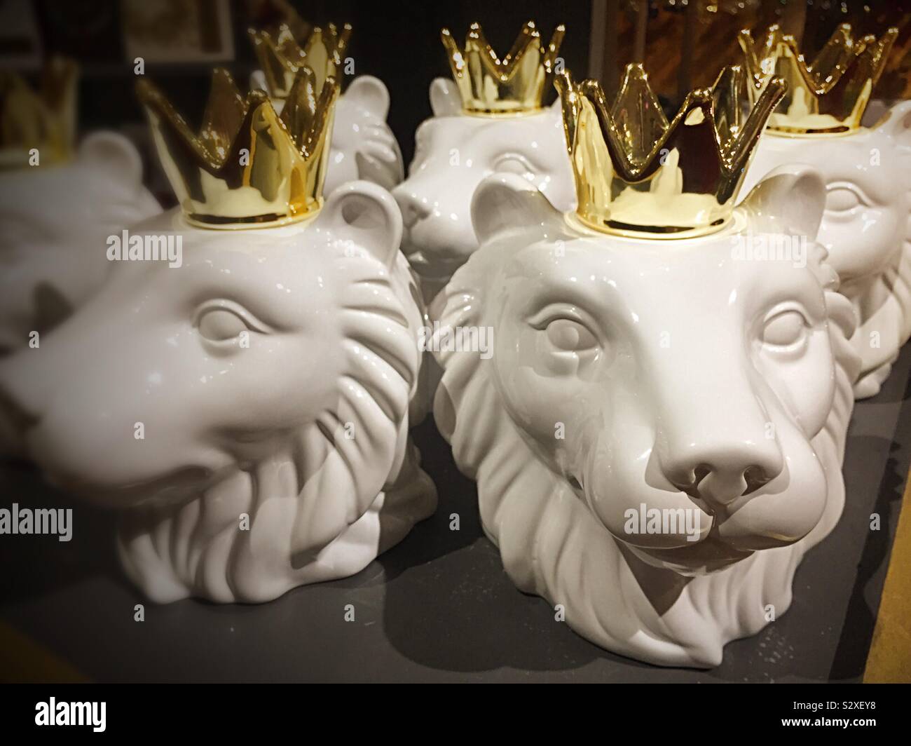 Home Decor Stücke in Form von Löwen tragen Kronen auf Verkauf während der Ferienzeit in einem Kaufhaus, USA Stockfoto
