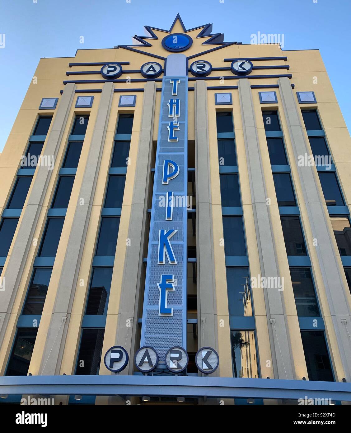 Der Hecht Steckdosen Parkgarage, Long Beach, California, United States - Smartphone-aufgenommenes Stockfoto