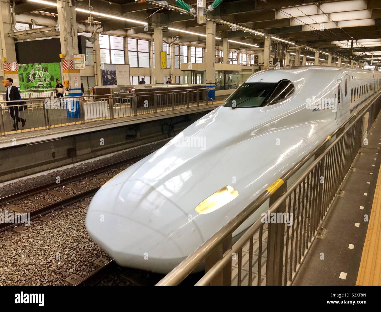 Bullet Zug am Bahnhof in Japan ankommen. Stockfoto