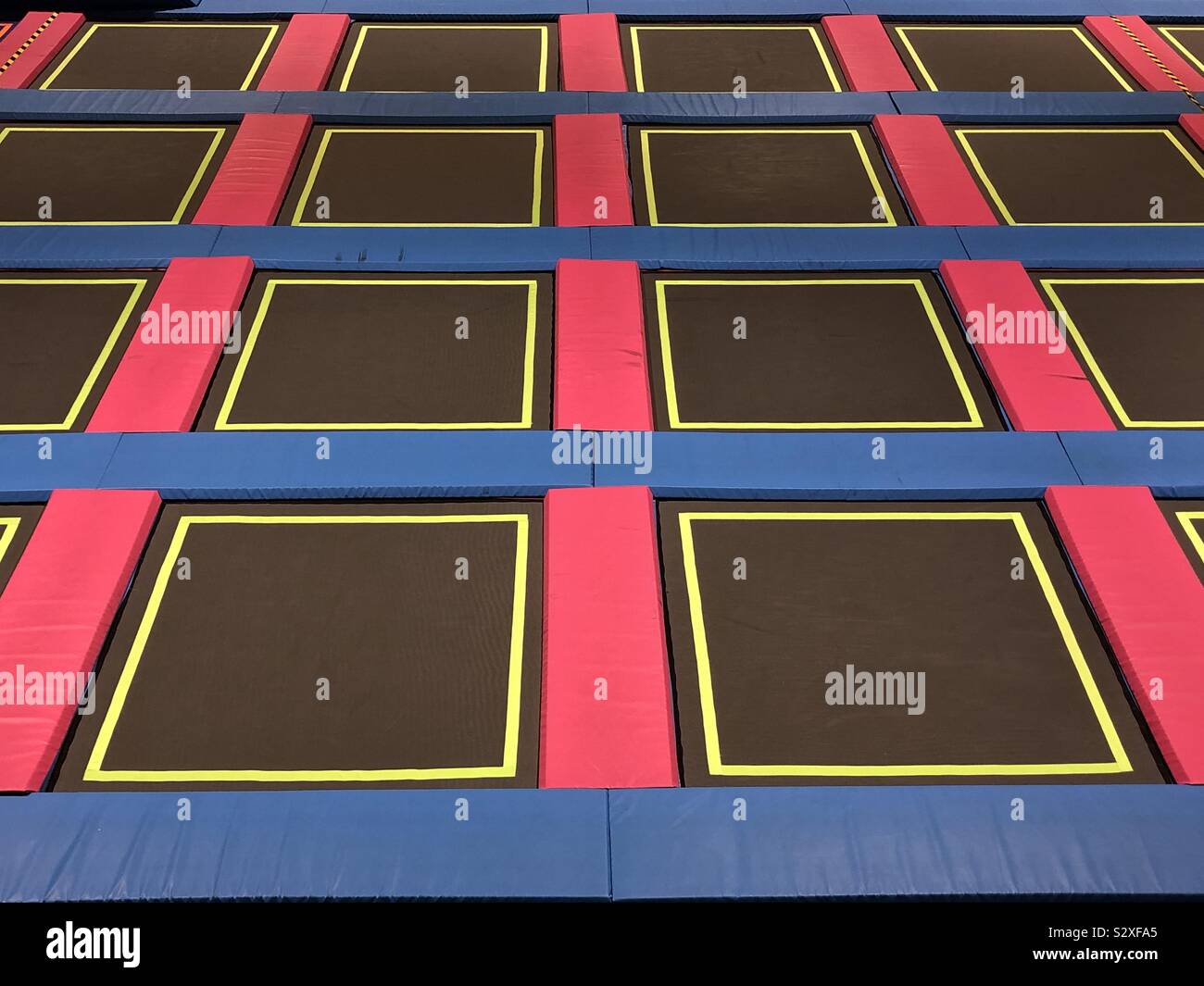 Linien und Muster in einer trampolinanlage. Stockfoto