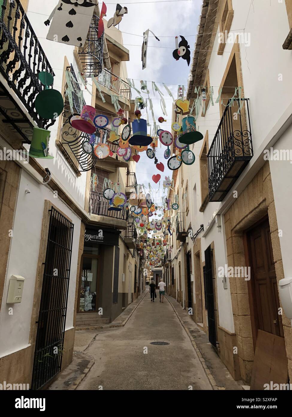 Eine Straßenszene in Javea an der Costa Blanca, Spanien - Smartphone-aufgenommenes Stockfoto
