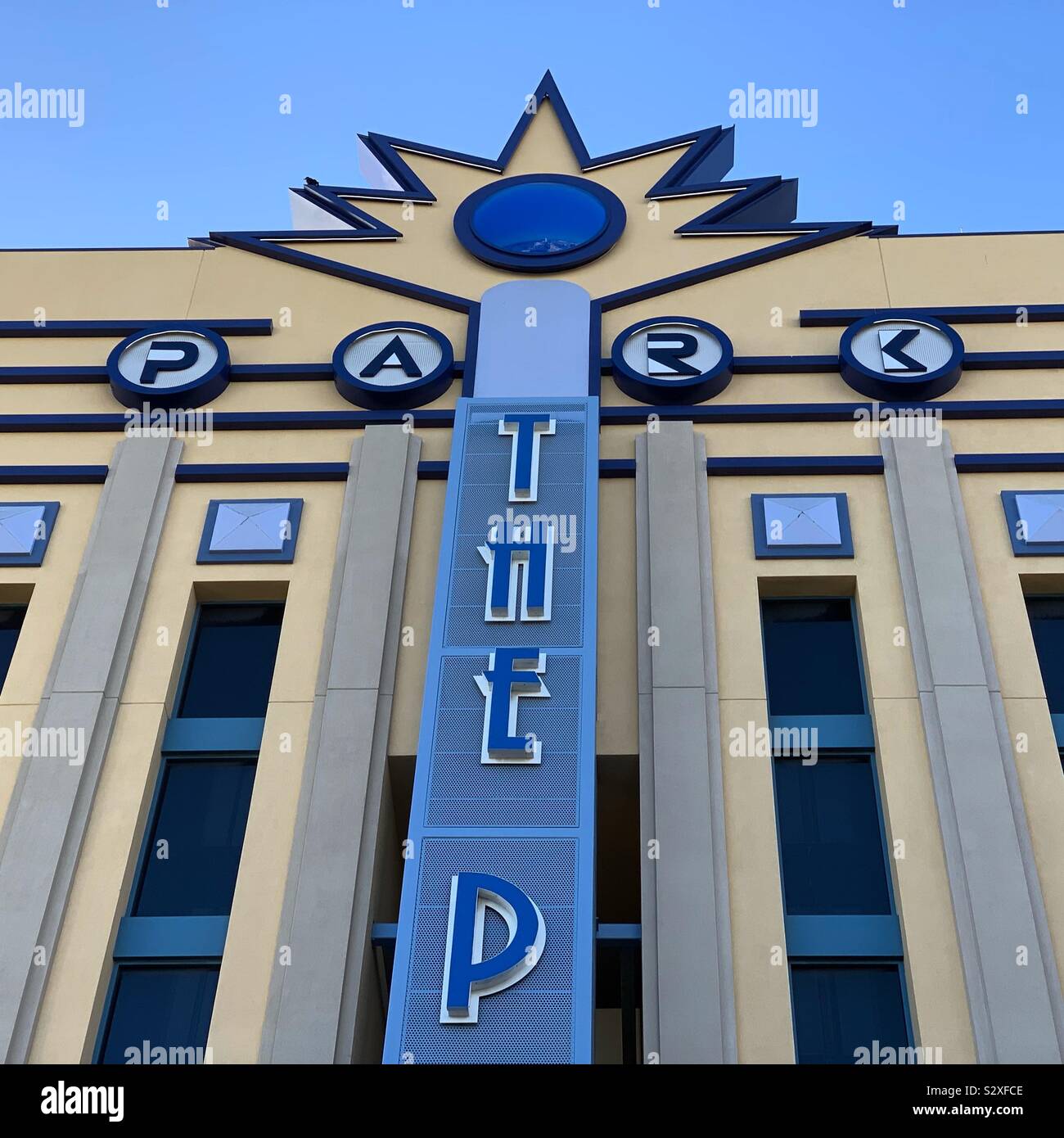 Detail, Garagen, den Hecht Steckdosen, Long Beach, California, United States - Smartphone-aufgenommenes Stockfoto