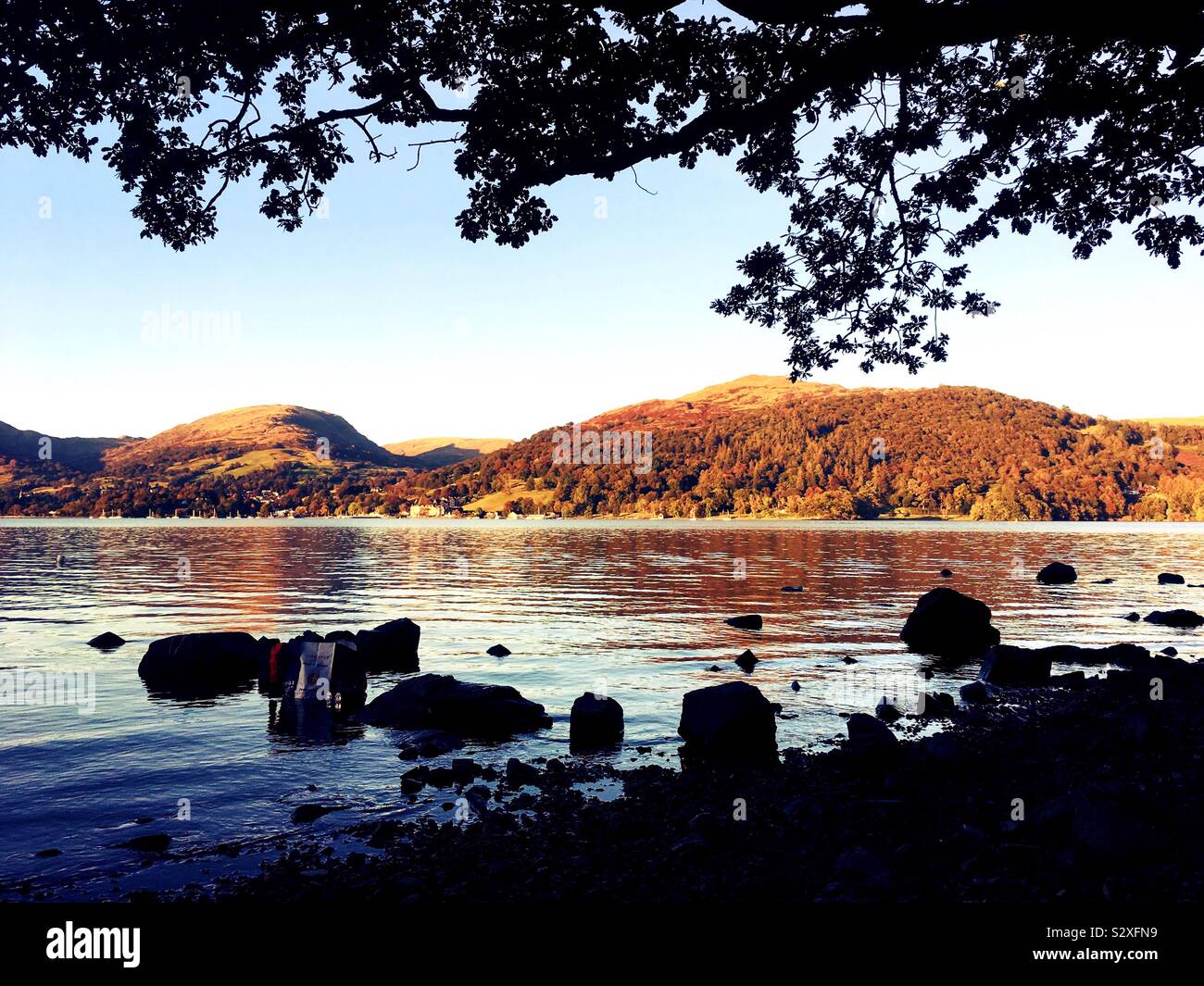Im Herbst Lake Windermere, Lake District, Cumbria Großbritannien - Smartphone-aufgenommenes Stockfoto