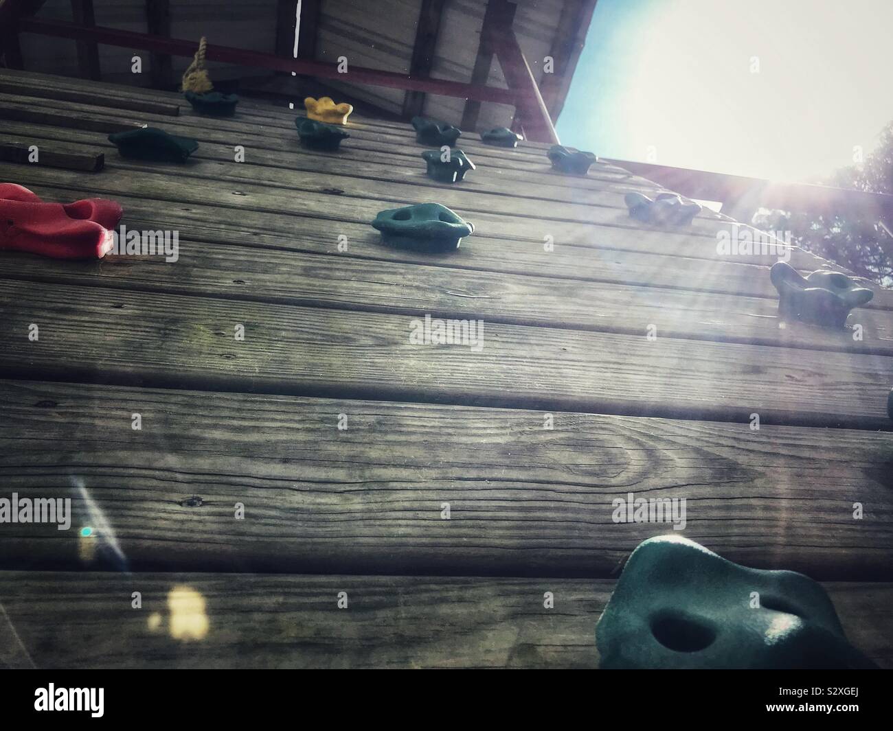 Die Kletterwand auf einem Spielplatz - Smartphone-aufgenommenes Stockfoto
