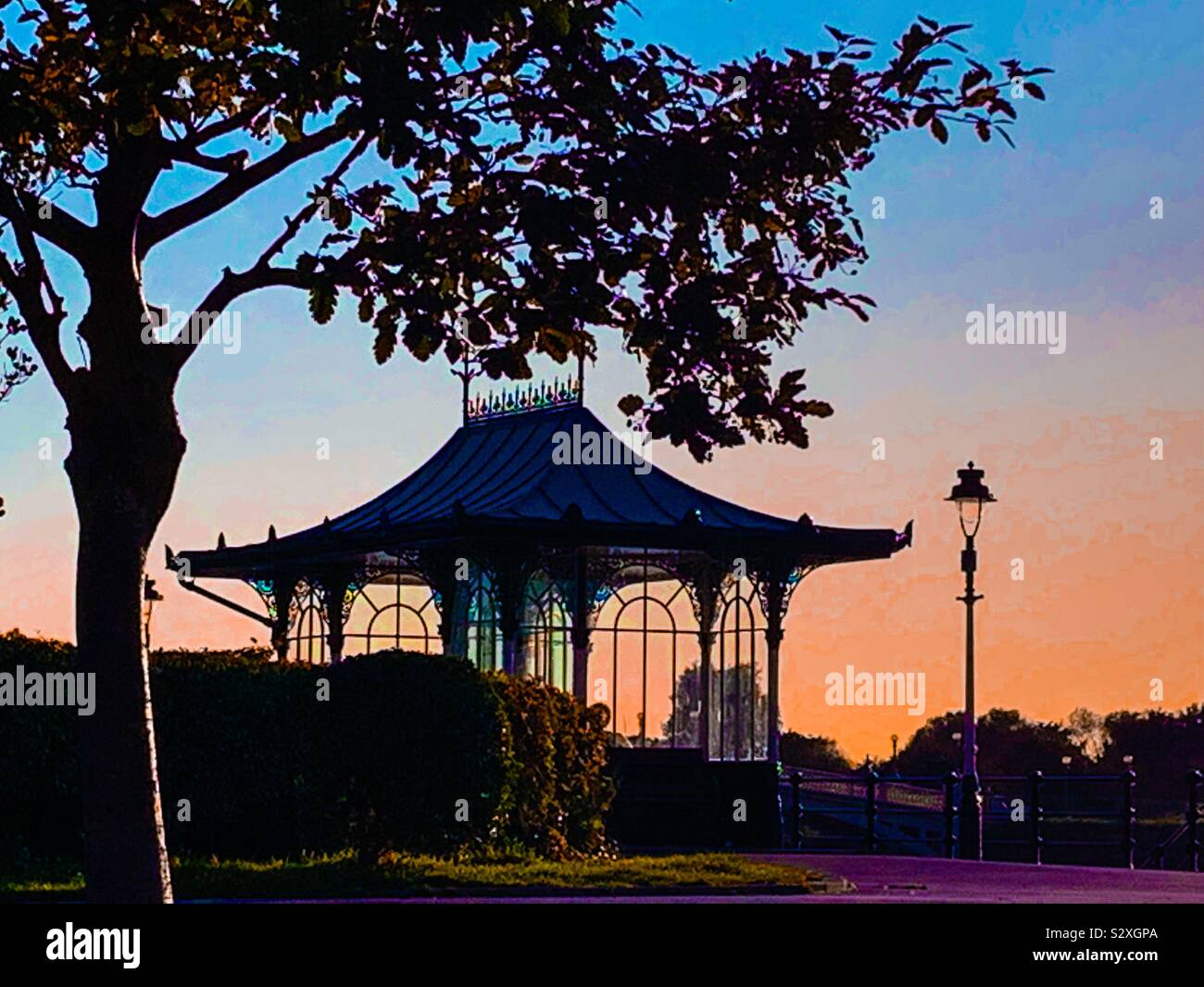 Sommerhaus neben der Marina See in Southport Großbritannien bei Dämmerung Stockfoto