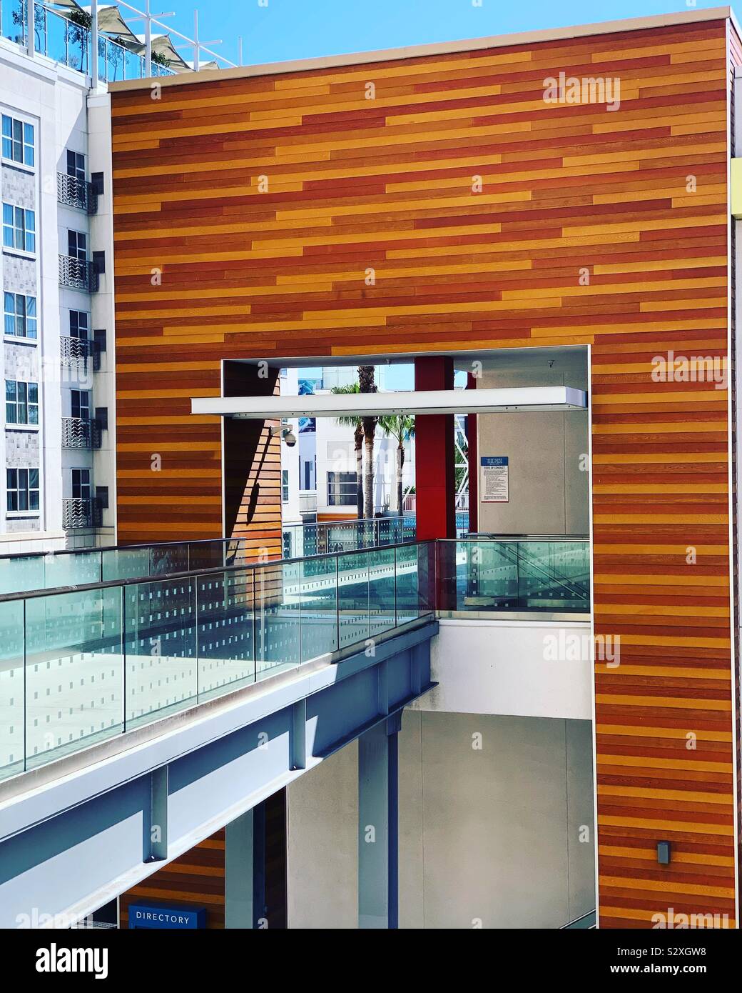 Gehweg von der Pike Garage in den Hecht Steckdosen, Long Beach, California, United States - Smartphone-aufgenommenes Stockfoto