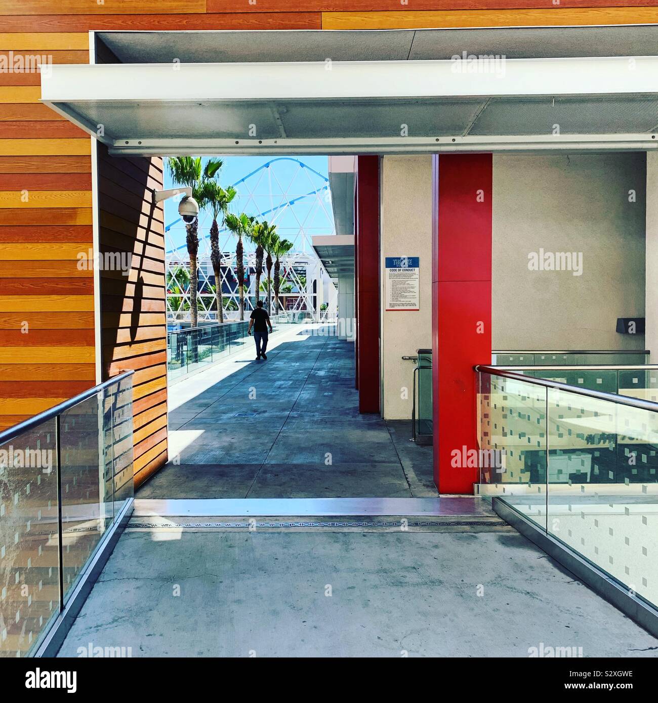 Gehweg von der Pike Garage in den Hecht Steckdosen, Long Beach, California, United States - Smartphone-aufgenommenes Stockfoto