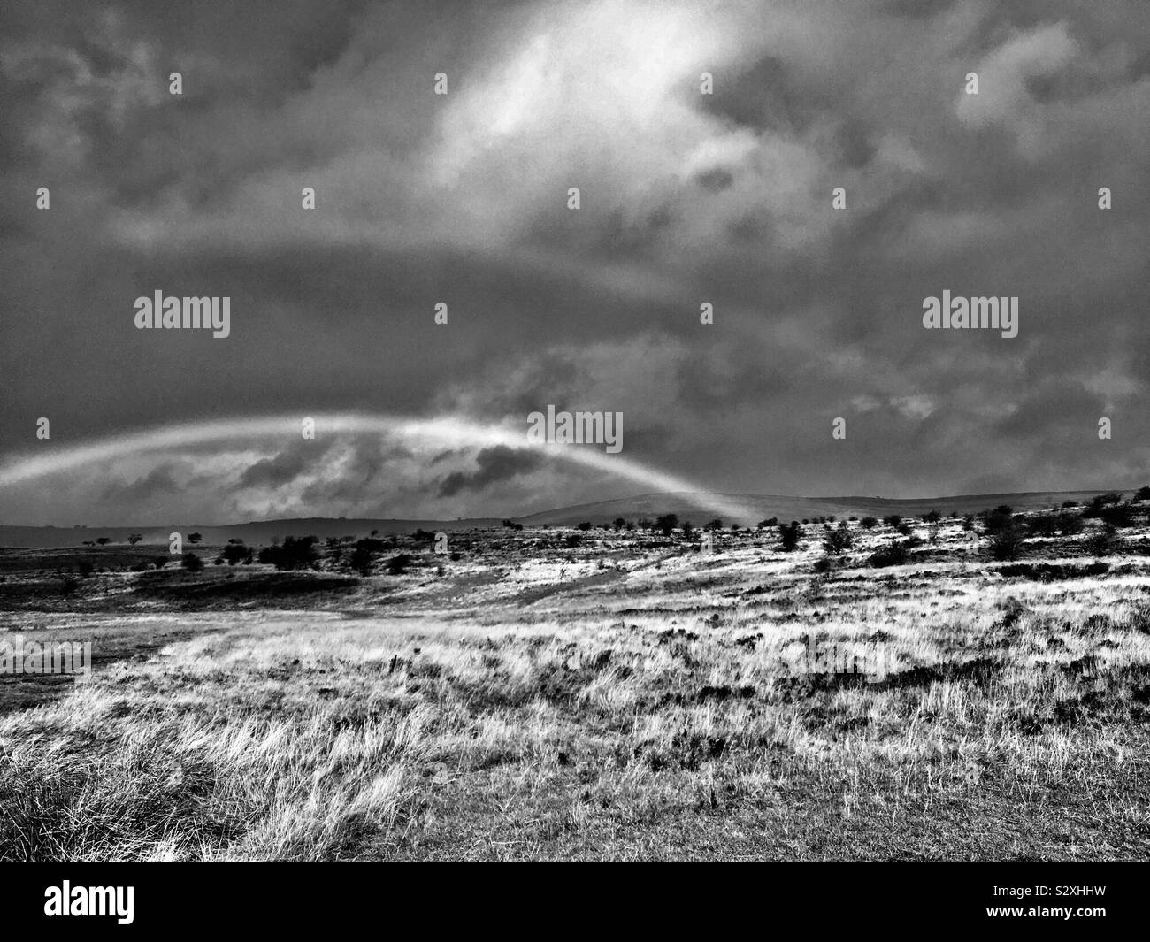 Unglaubliche Regenbogen über die Cumbrian Fells während eines Regensturms Stockfoto