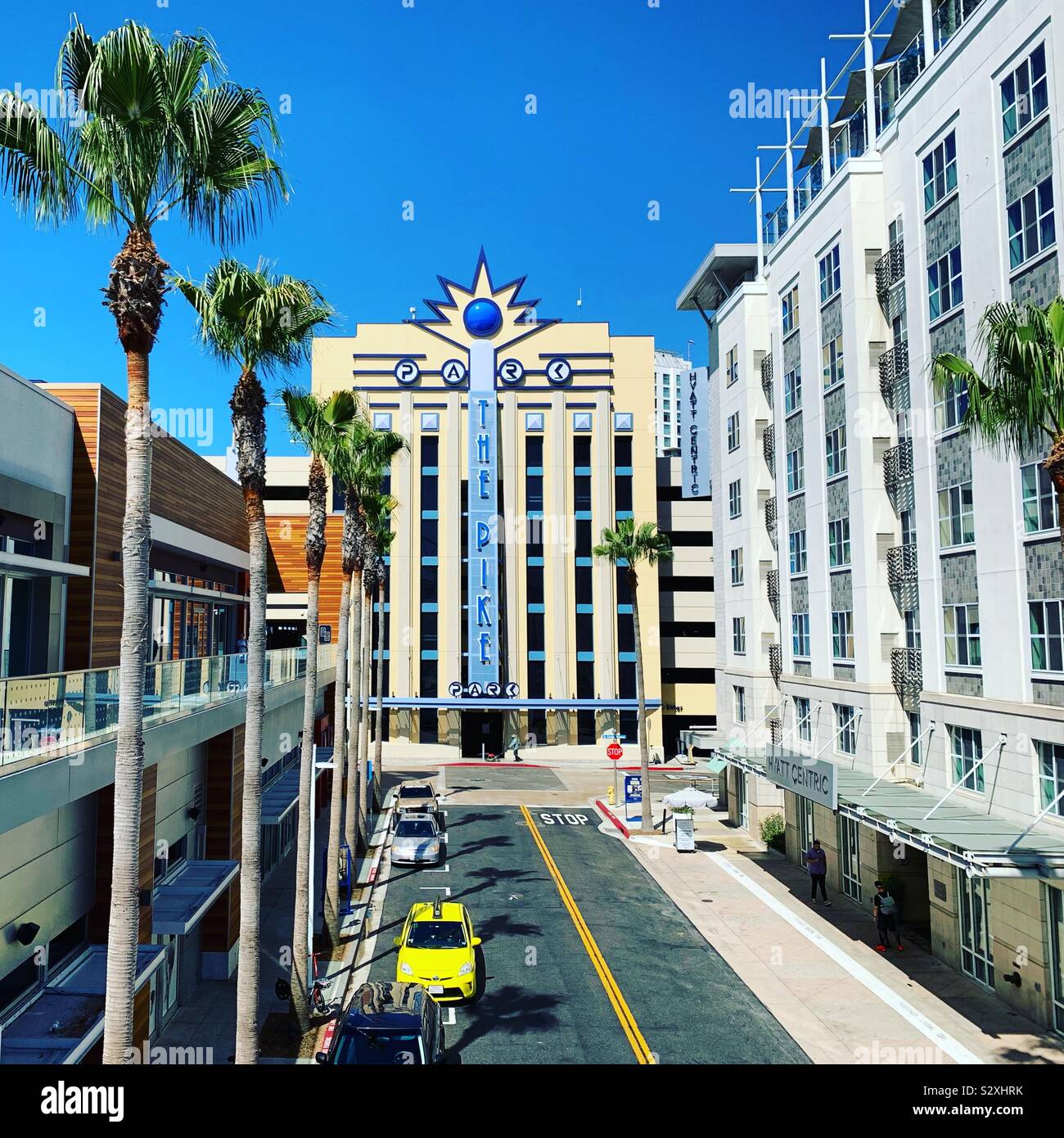 Mit Blick auf den Pike Steckdosen Parkgarage, Hyatt Centric die Pike Long Beach auf der rechten Seite. Long Beach, California, United States - Smartphone-aufgenommenes Stockfoto