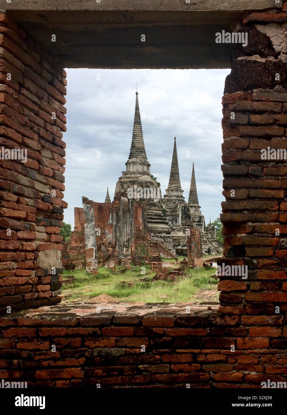 Ein Tempel durch ein Fenster in Ayutthaya, Thailand. Stockfoto