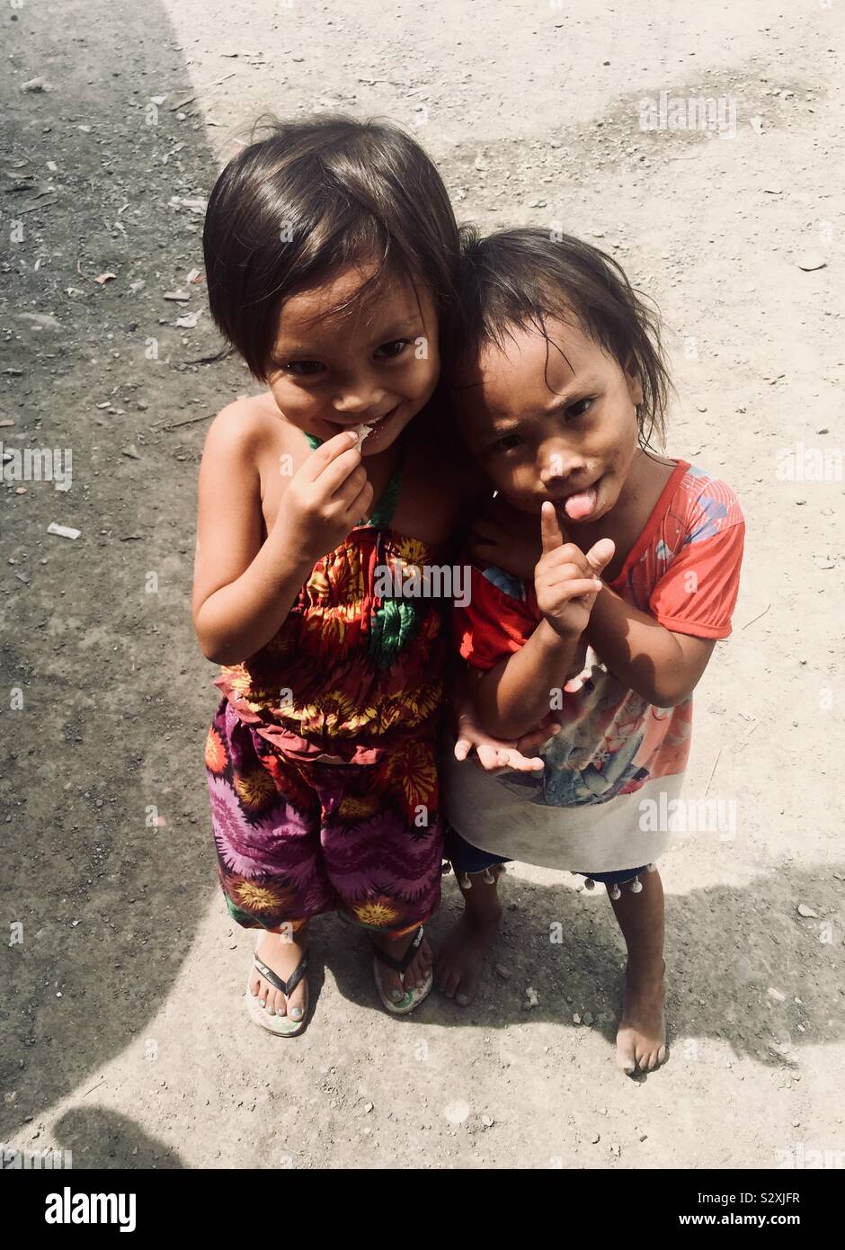 Eine Pause vom Spielen. Ein Foto von zwei Kindern von Cebu, Philippinen. Stockfoto