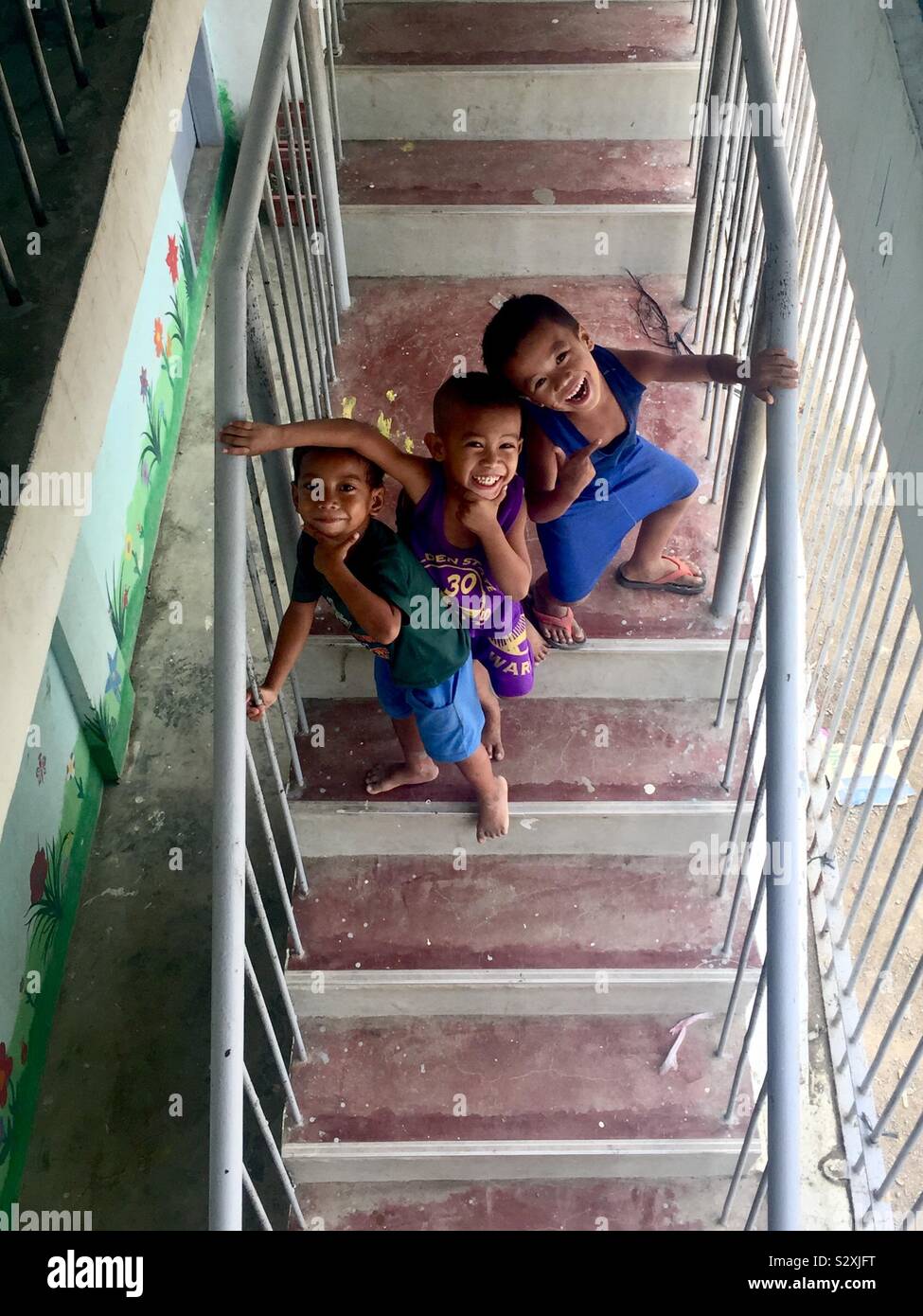 Eine Pause vom Spielen. Ein Foto der drei Kinder von Cebu, Philippinen. Stockfoto