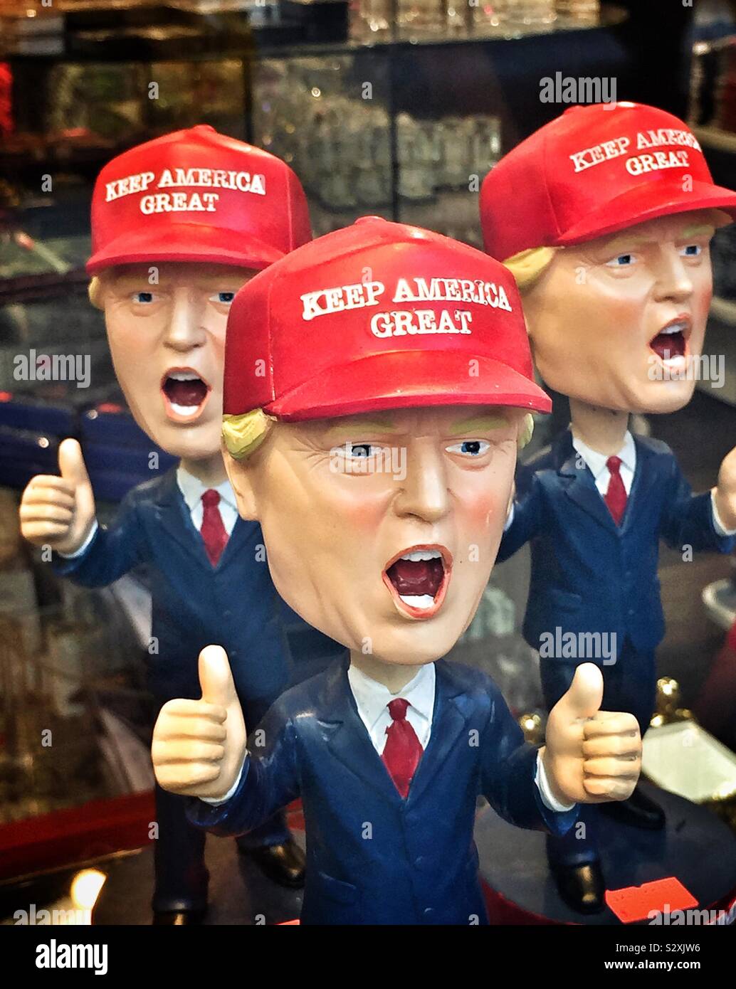 Donald Trump bobbleheads mit seiner neuen Kampagne Slogan 'Amerika Große" halten. Stockfoto