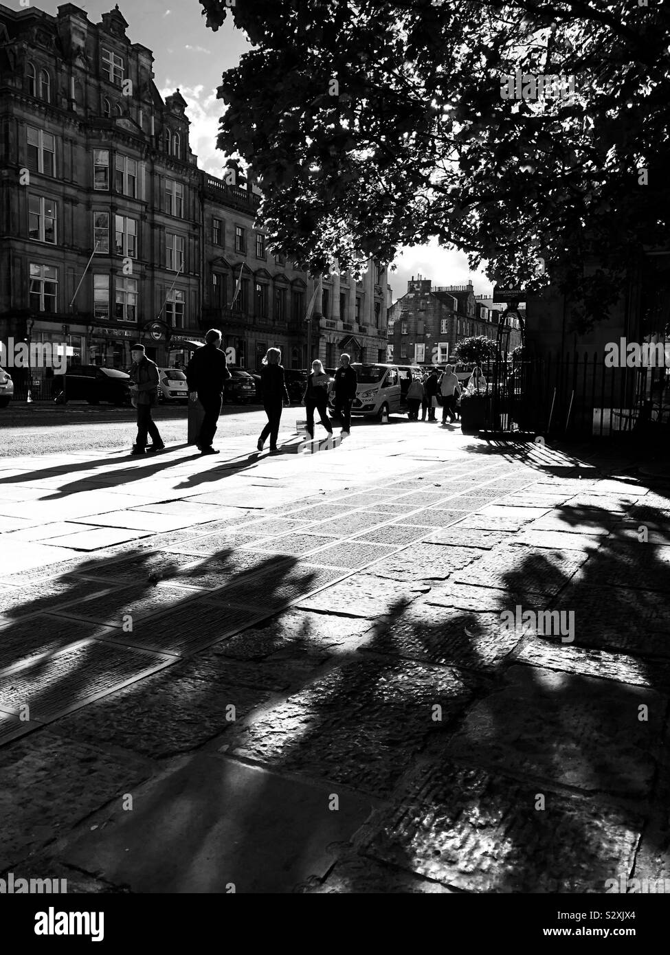Straßenszene in starkem Sonnenlicht und Schatten Stockfoto