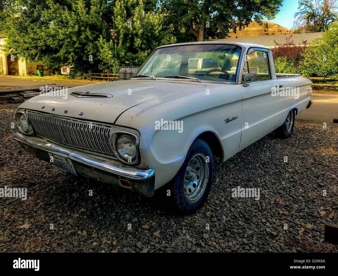 HDR-Foto von Vintage White Ford Ranchero im 3/4-Ansicht Stockfoto