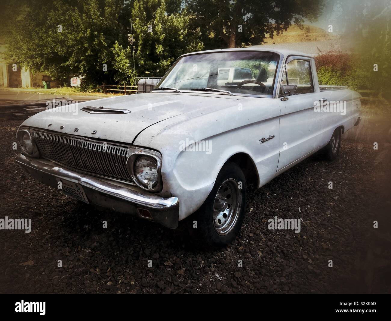 Grunge Foto von White vintage Ford Ranchero im 3/4-Ansicht Stockfoto