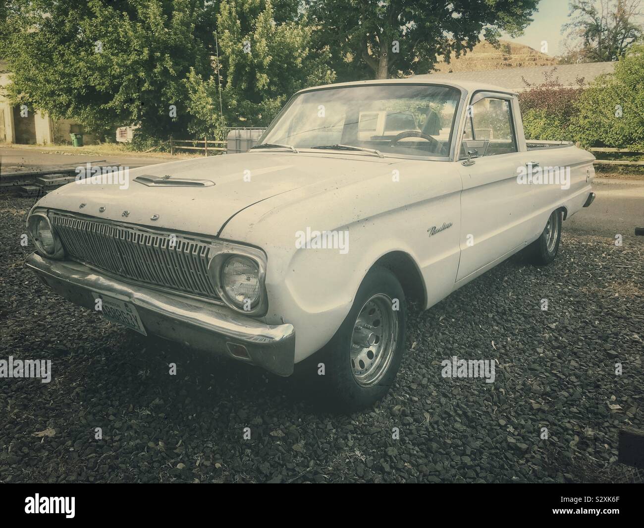 Vintage Foto von White vintage Ford Ranchero im 3/4-Ansicht Stockfoto