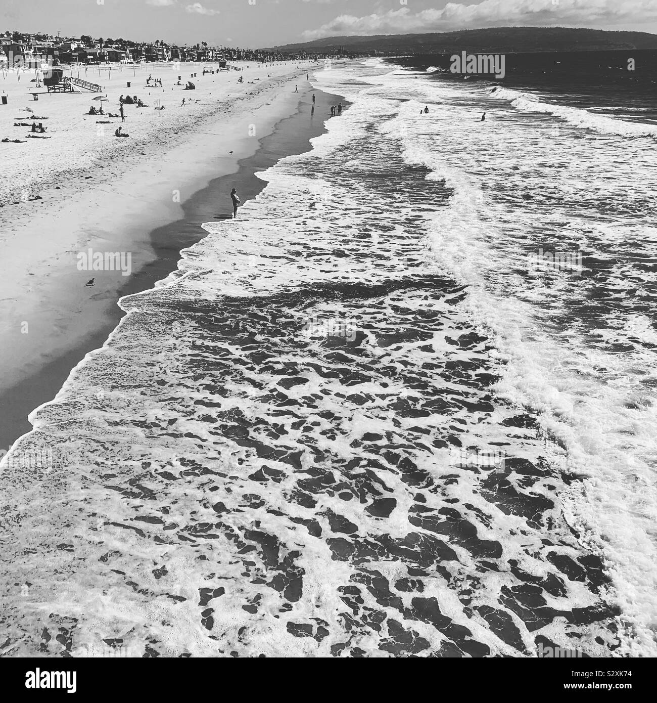 Schwarz-weiß Bild von Wasser, Sand, Manhattan Beach, Kalifornien, USA - Smartphone-aufgenommenes Stockfoto
