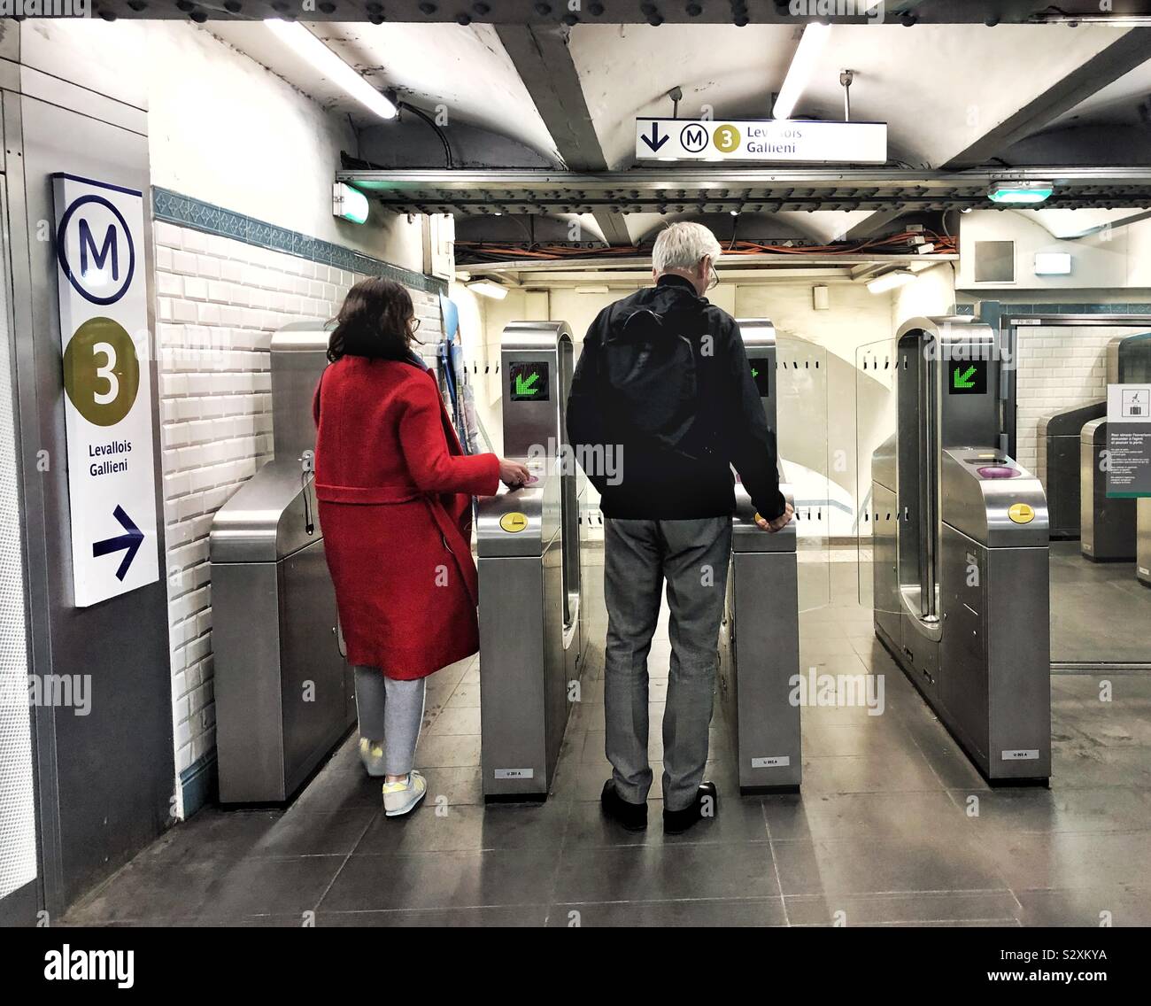 Senioren gehen durch Blutsperregeräte in Paris Metro Stockfoto