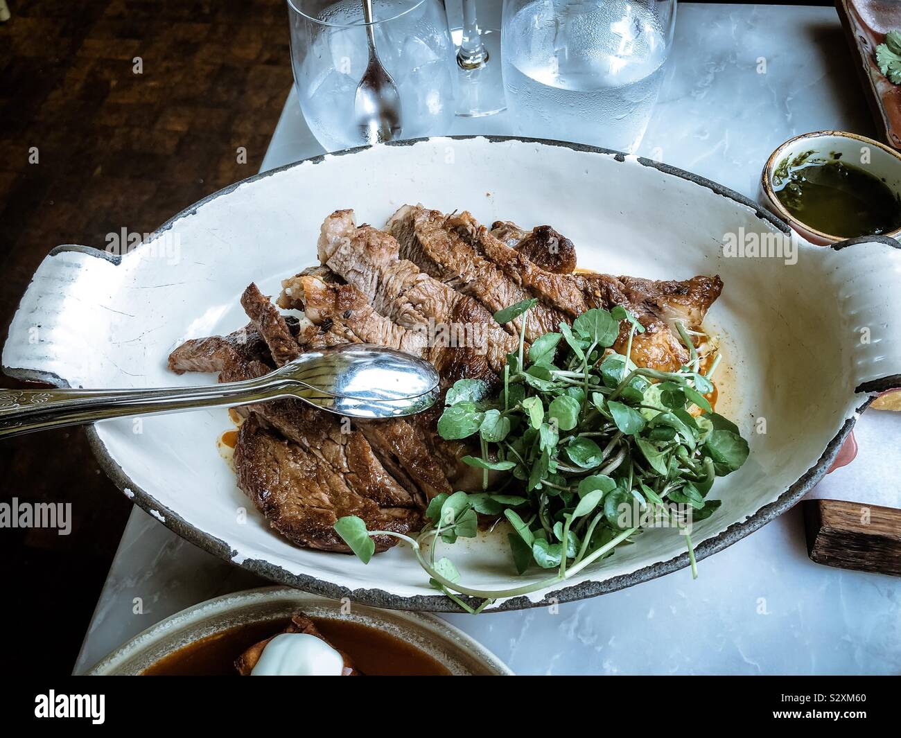 Ribeye Steak Geburtstag Mahlzeit an Ente und Waffeln Stockfoto