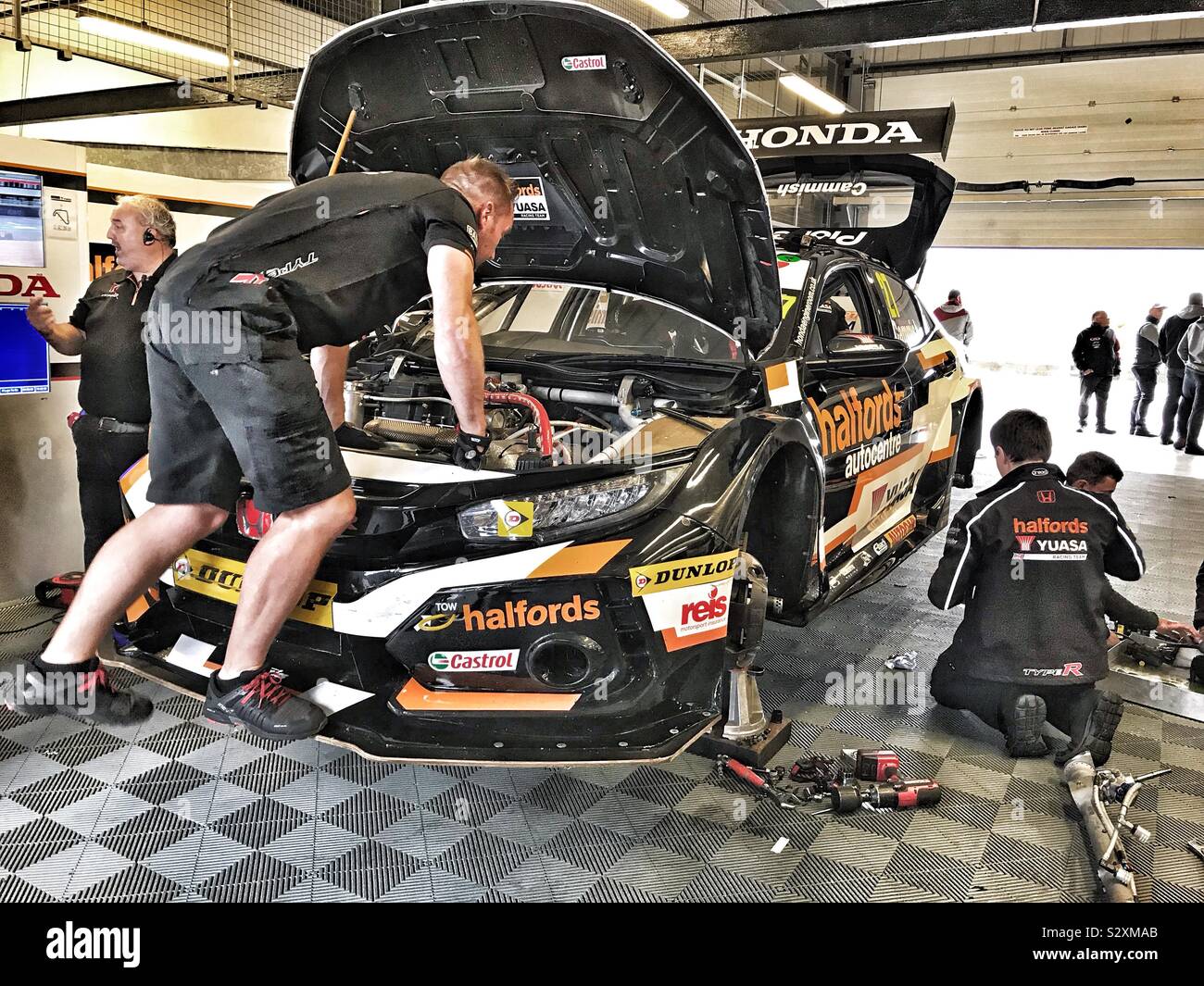 Dan Cammish Grube Garage BTCC Silverstone 2019 Mit Mechanik Arbeiten an seinem Auto - Smartphone-aufgenommenes Stockfoto