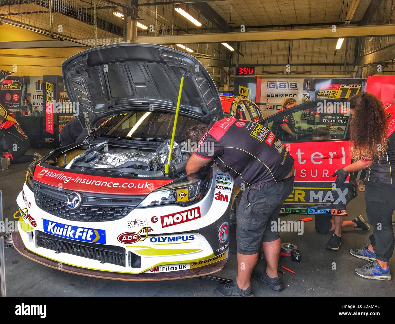 Grube Garage von Jason Plato mit Mechanik Arbeiten an seinem Auto - BTCC Silverstone, Großbritannien 2019 - Smartphone-aufgenommenes Stockfoto
