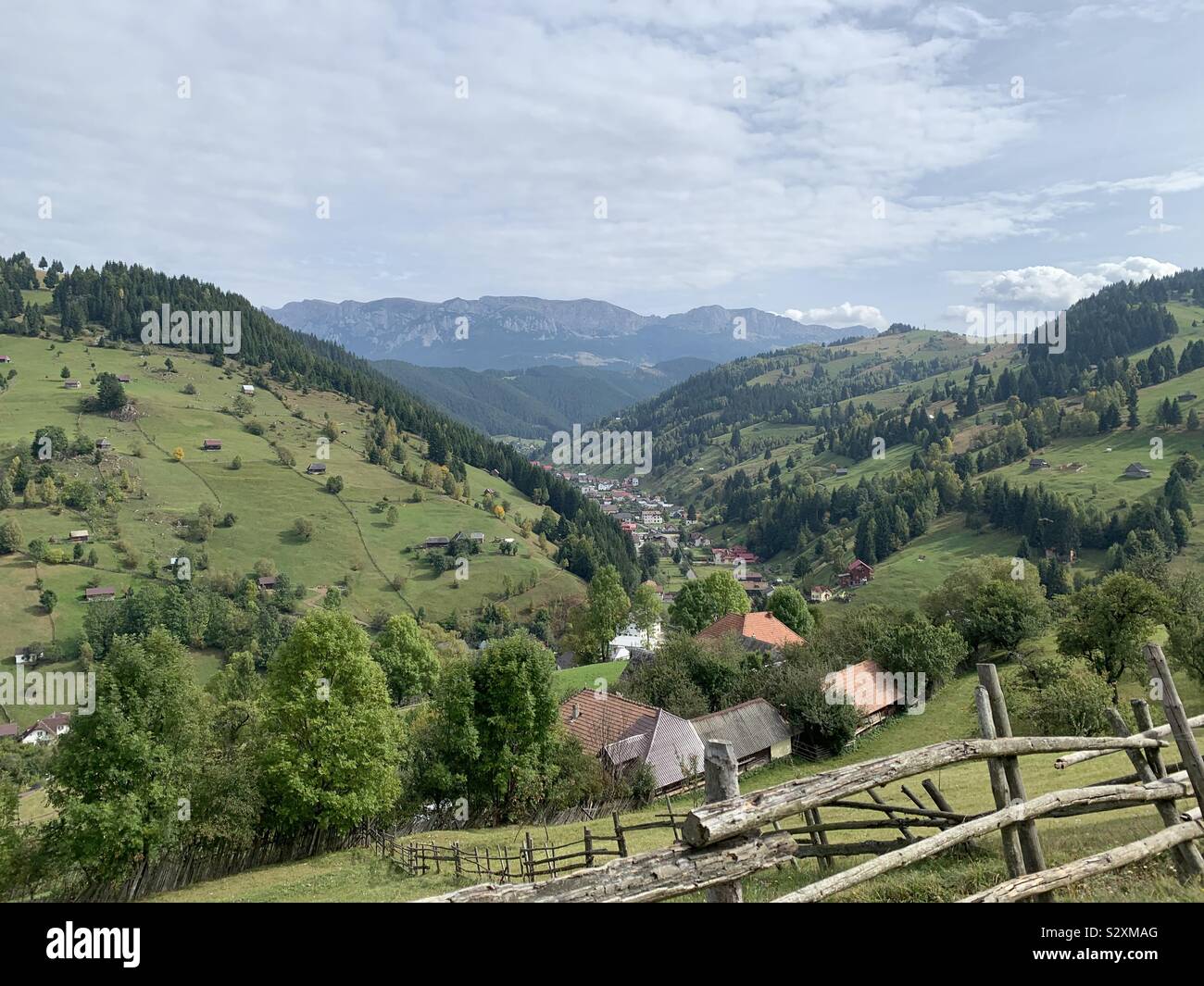 Berg mit Blick auf das Dorf, Siebenbürgen, Rumänien Stockfoto