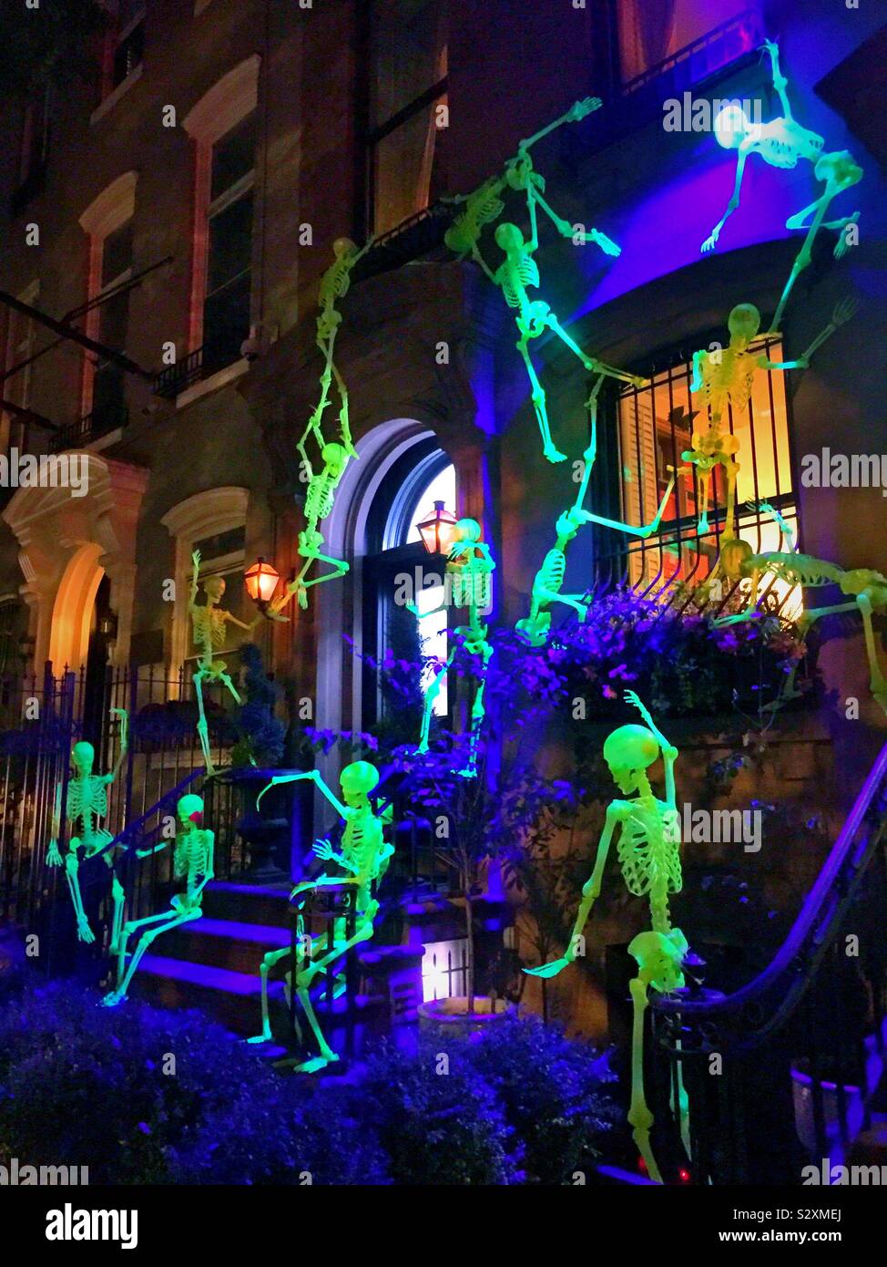 Halloween Dekorationen auf ein sandsteinhaus in Murray Hill, New York, USA - Smartphone-aufgenommenes Stockfoto