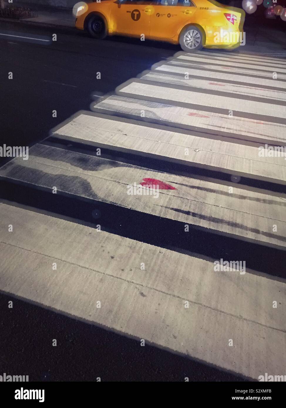 Ein zebrastreifen auf der Park Avenue verfügt über einen männlichen Silhouette mit einem roten Herz drängt die Sicherheit der Fußgänger, NYC, USA Stockfoto