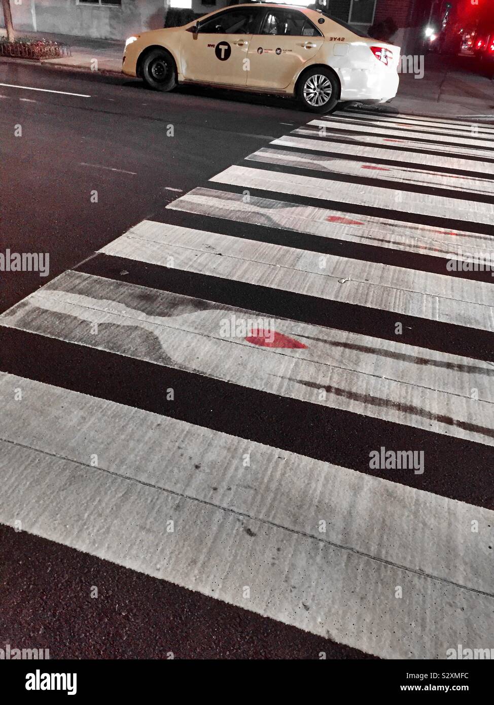 Ein zebrastreifen auf der Park Avenue verfügt über einen männlichen Silhouette mit einem roten Herz drängt die Sicherheit der Fußgänger, NYC, USA Stockfoto