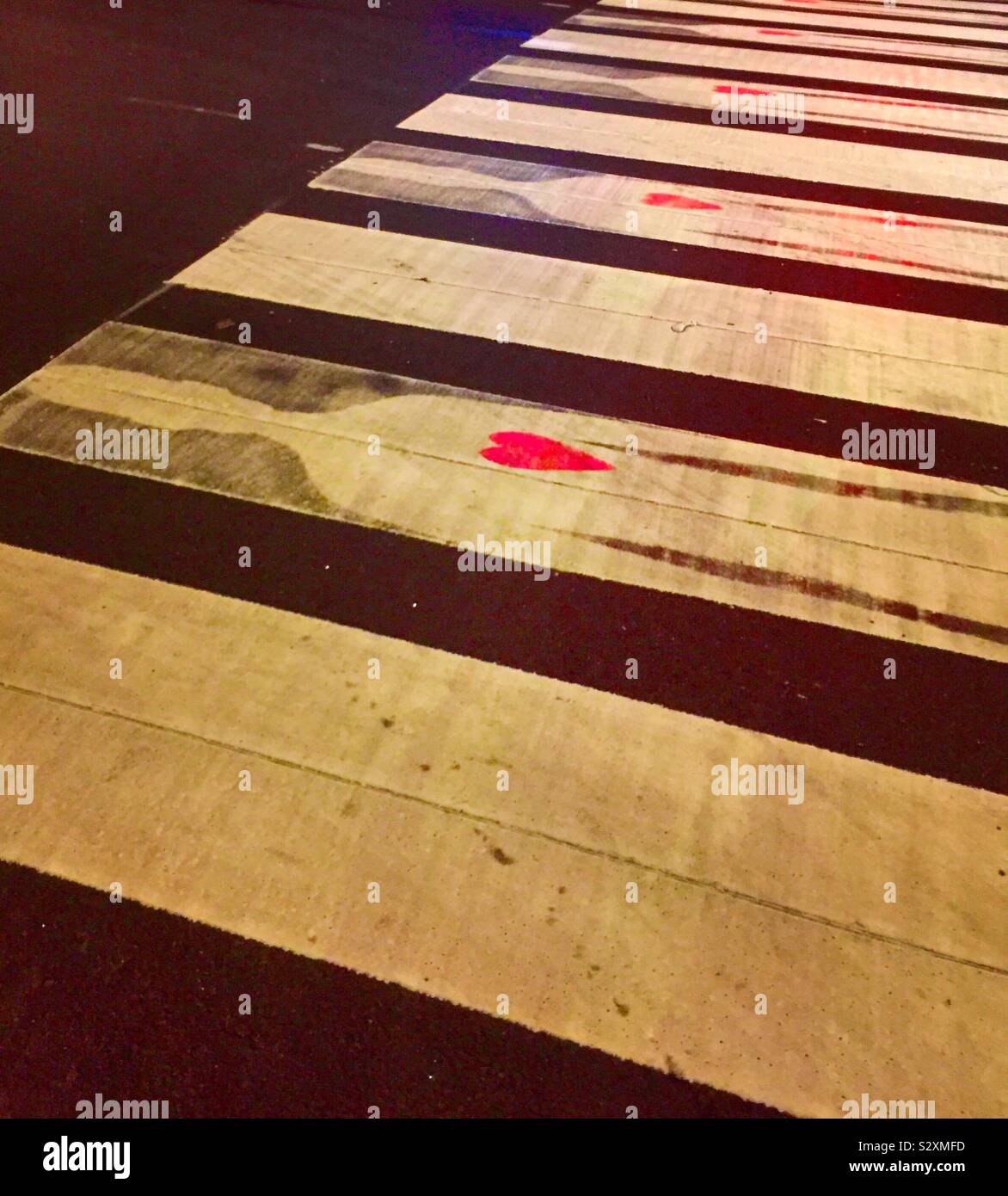 Ein zebrastreifen auf der Park Avenue verfügt über einen männlichen Silhouette mit einem roten Herz drängt die Sicherheit der Fußgänger, NYC, USA - Smartphone-aufgenommenes Stockfoto