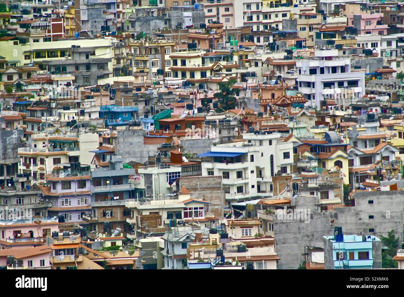 Überfüllte Gehäuse in hoher bevölkerte Stadt Stockfoto