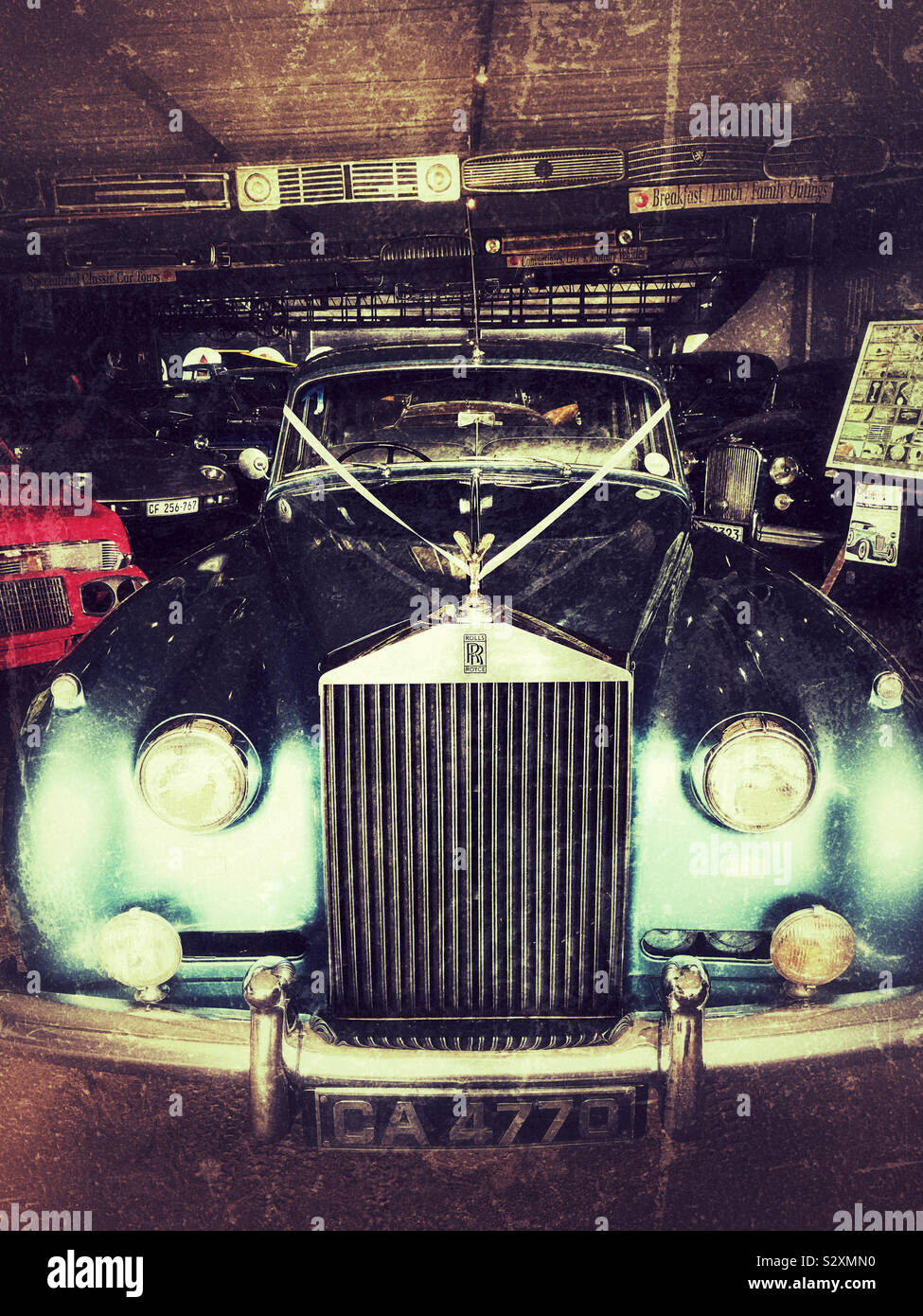 Klassischen Rolls Royce vor der Wijnland Auto Museum, Joostenberg Vlakte, Kapstadt, Südafrika. Starker Einsatz von Filtern. Stockfoto
