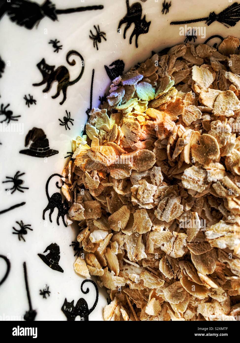 Magic oat Meal mit Regenbogen in einem Halloween Schale Stockfoto