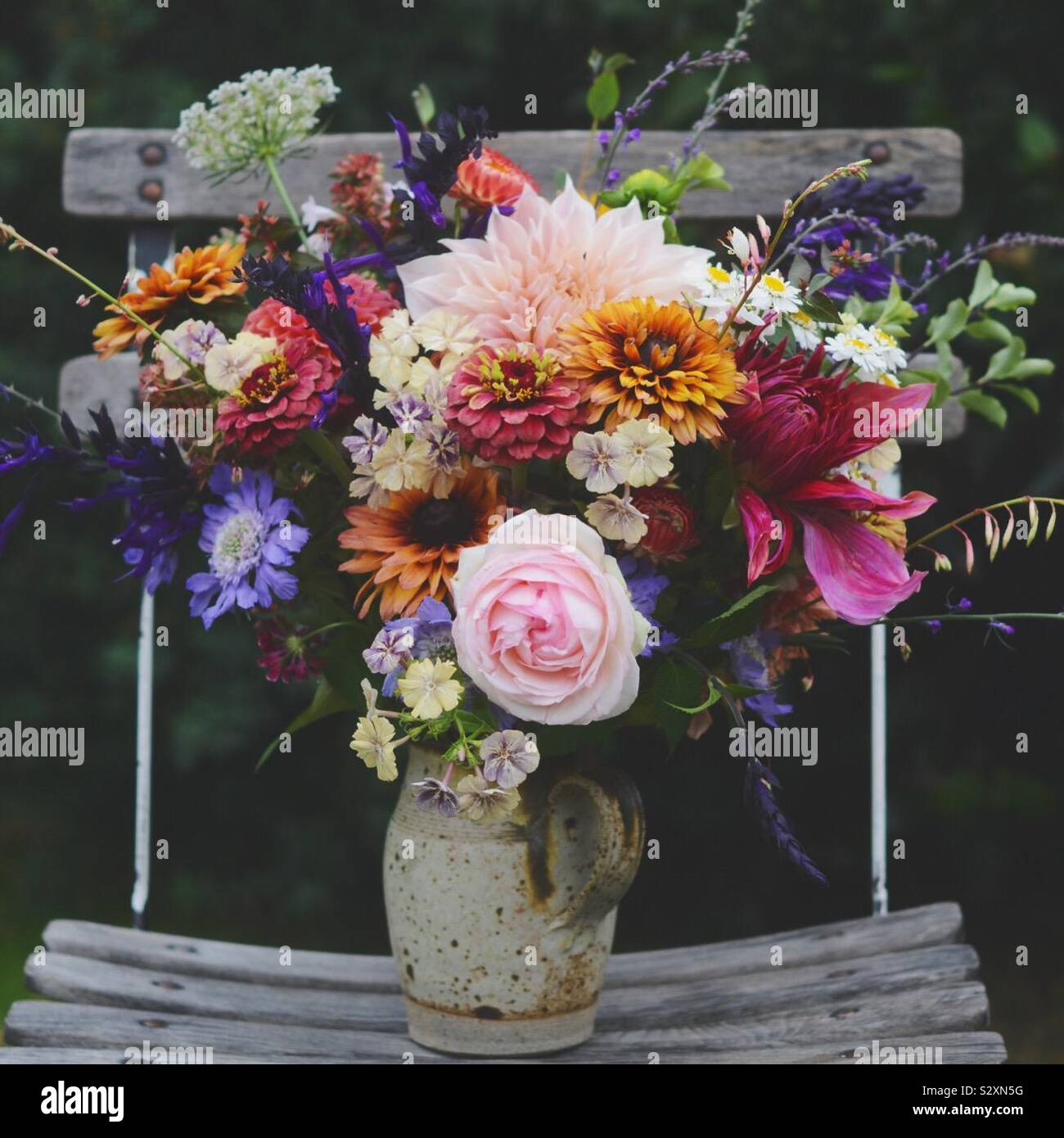 Home gewachsen Britischen Blumen in einem vintage Krug Stockfoto