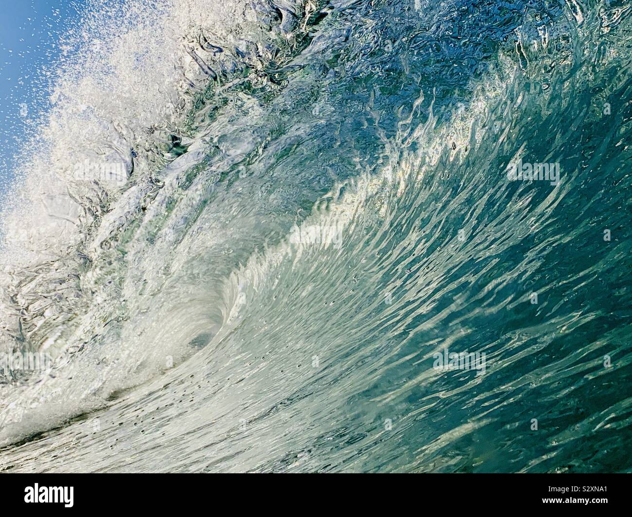 Innerhalb einer sich brechenden Welle. Manhattan Beach, Kalifornien, USA. - Smartphone-aufgenommenes Stockfoto